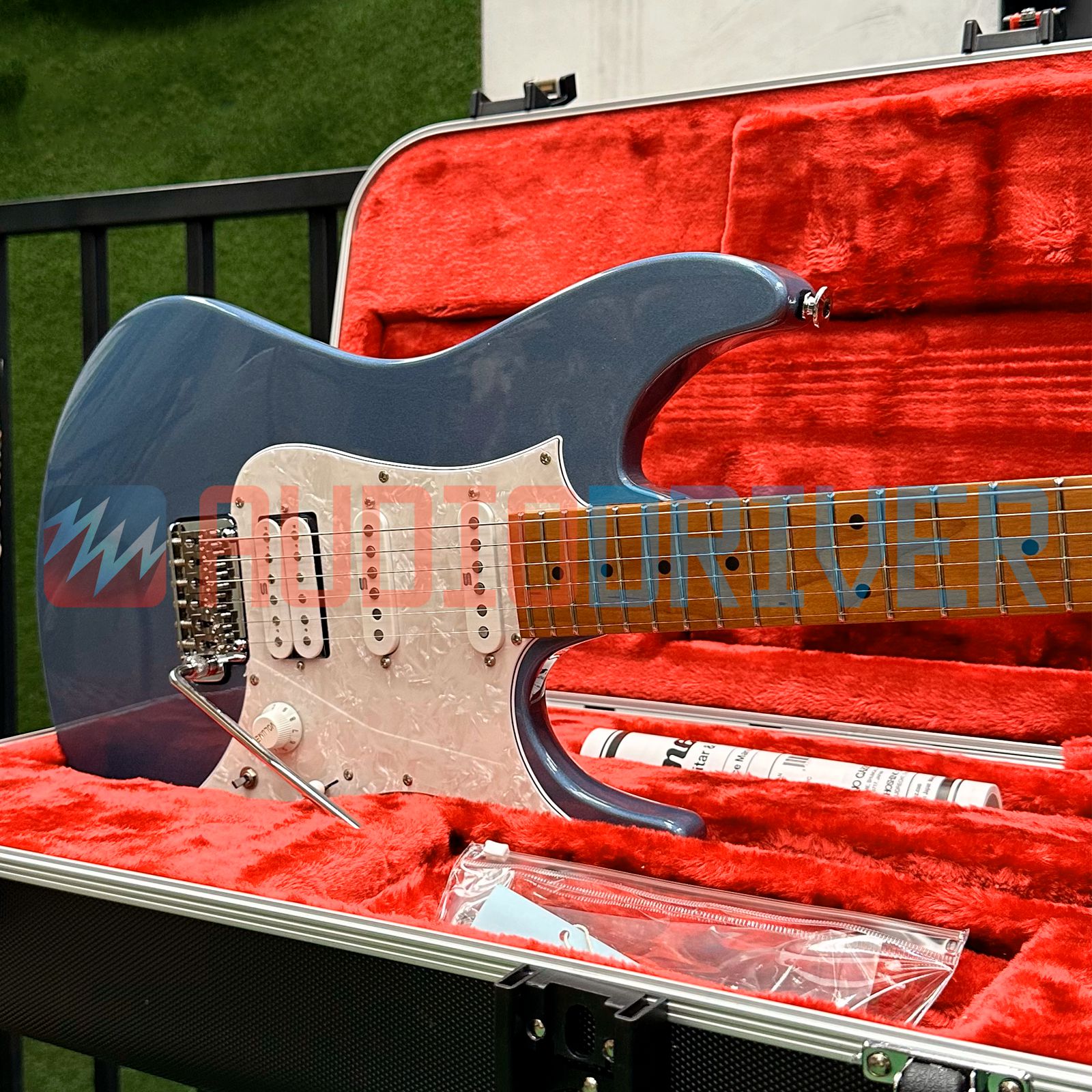 Guitarra Super Strato Japonesa Ibanez AZ2204 Ice Blue Metallic com