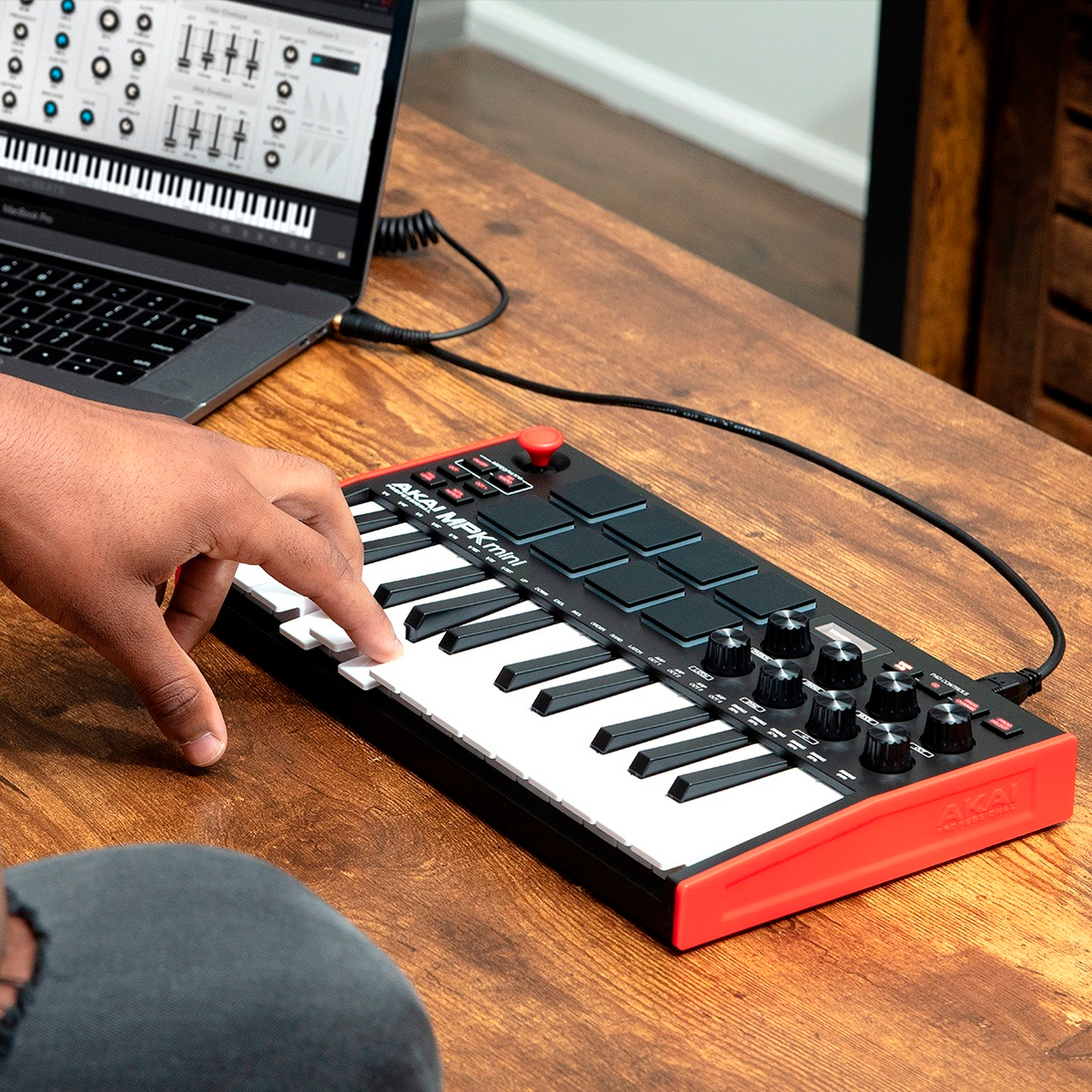 AKAI MPK mini mk3: Controle MIDI Compacto com 25 Teclas e 8 AKAI MPK mini mk3: Controle MIDI Compacto com 25 Teclas e 8