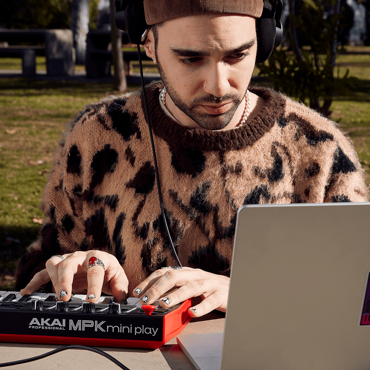 AKAI MPK mini Play mk3: Controle MIDI com 25 Teclas, Pads e AKAI MPK mini Play mk3: Controle MIDI com 25 Teclas, Pads e