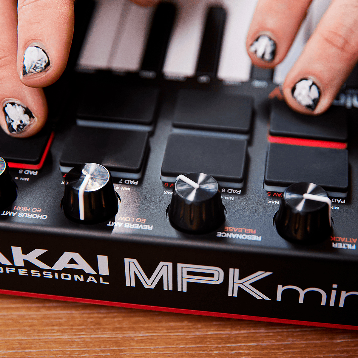 AKAI MPK mini Play mk3: Controle MIDI com 25 Teclas, Pads e AKAI MPK mini Play mk3: Controle MIDI com 25 Teclas, Pads e