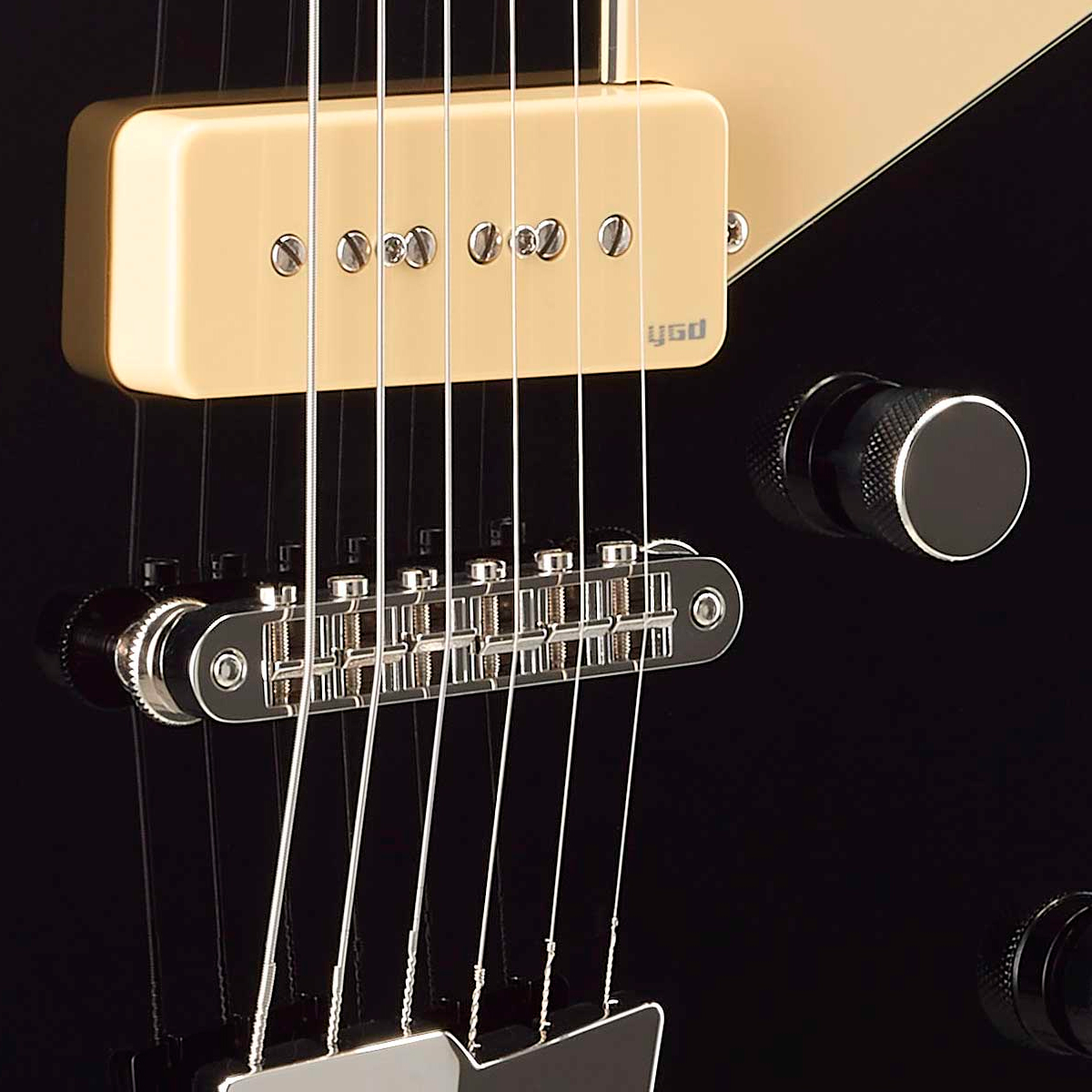 Guitarra Yamaha Revstar RSS02T Black – Versatilidade e Estilo Sob