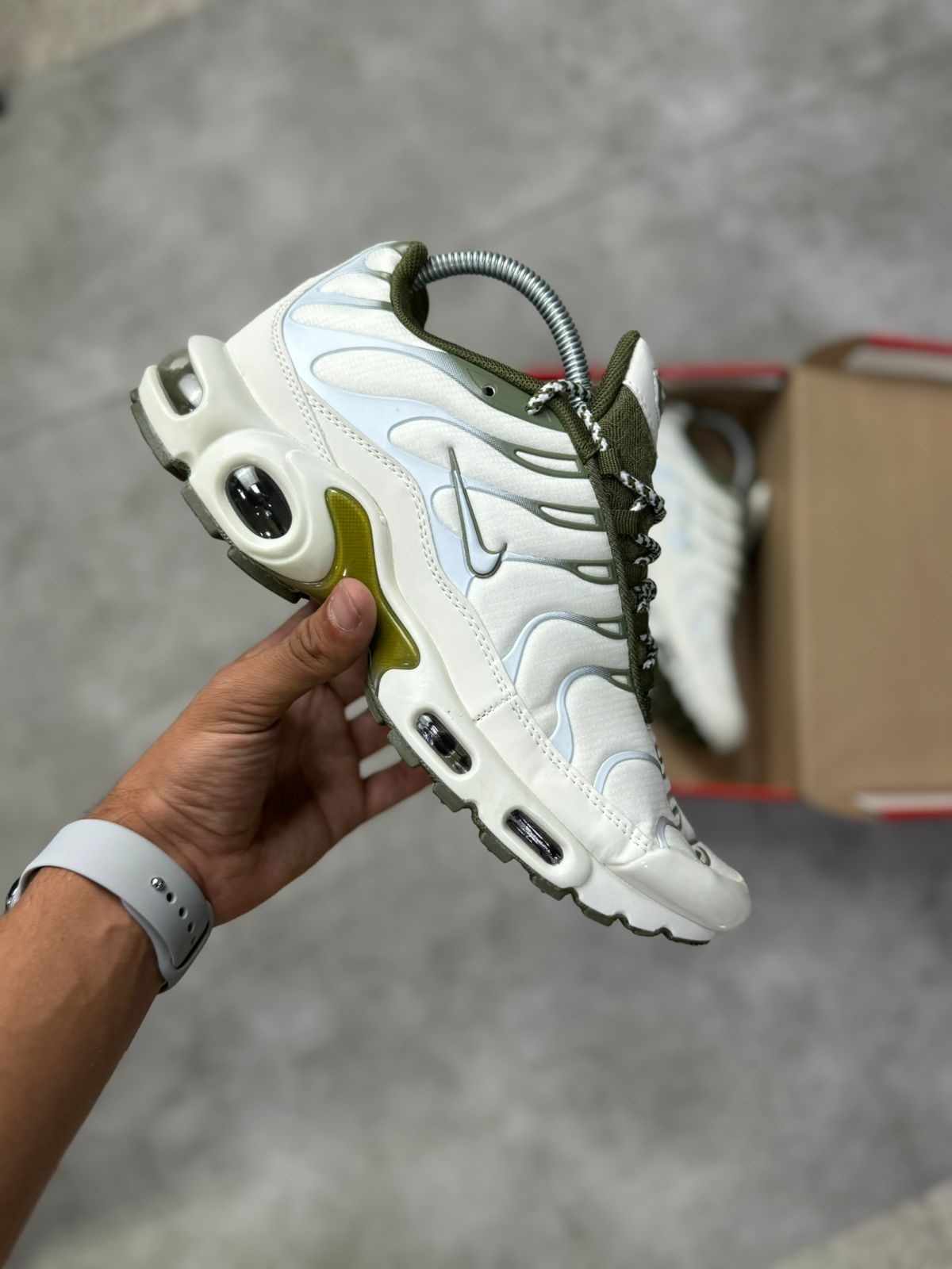 TENIS NIKE TN BRANCO/VERDE MILITAR - DA FANATICOS - Os melhores ...