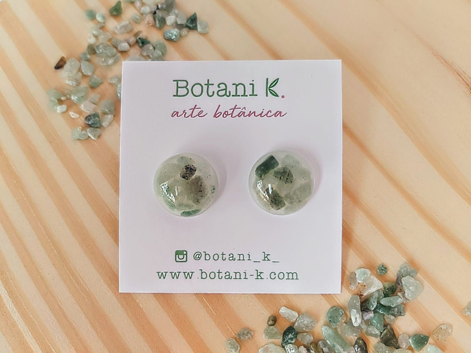 brinco com pedaços de quartzo verde na resina - Botani K. - Arte Botânica