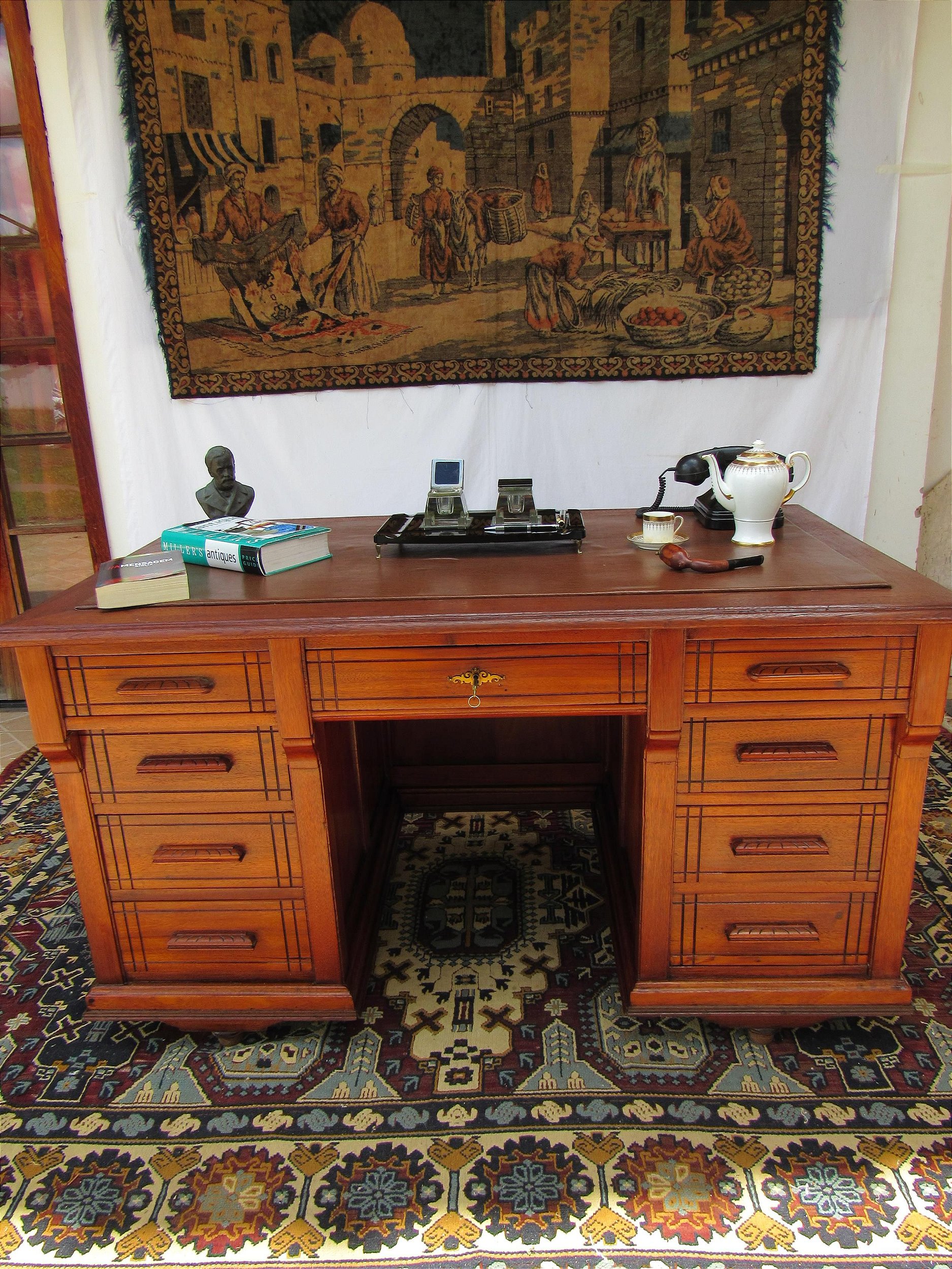 Escrivaninha Antiga Madeira maciça 9 gavetas muito robusta - Persa  Antiguidades Móveis Antigos originais tudo para decoração