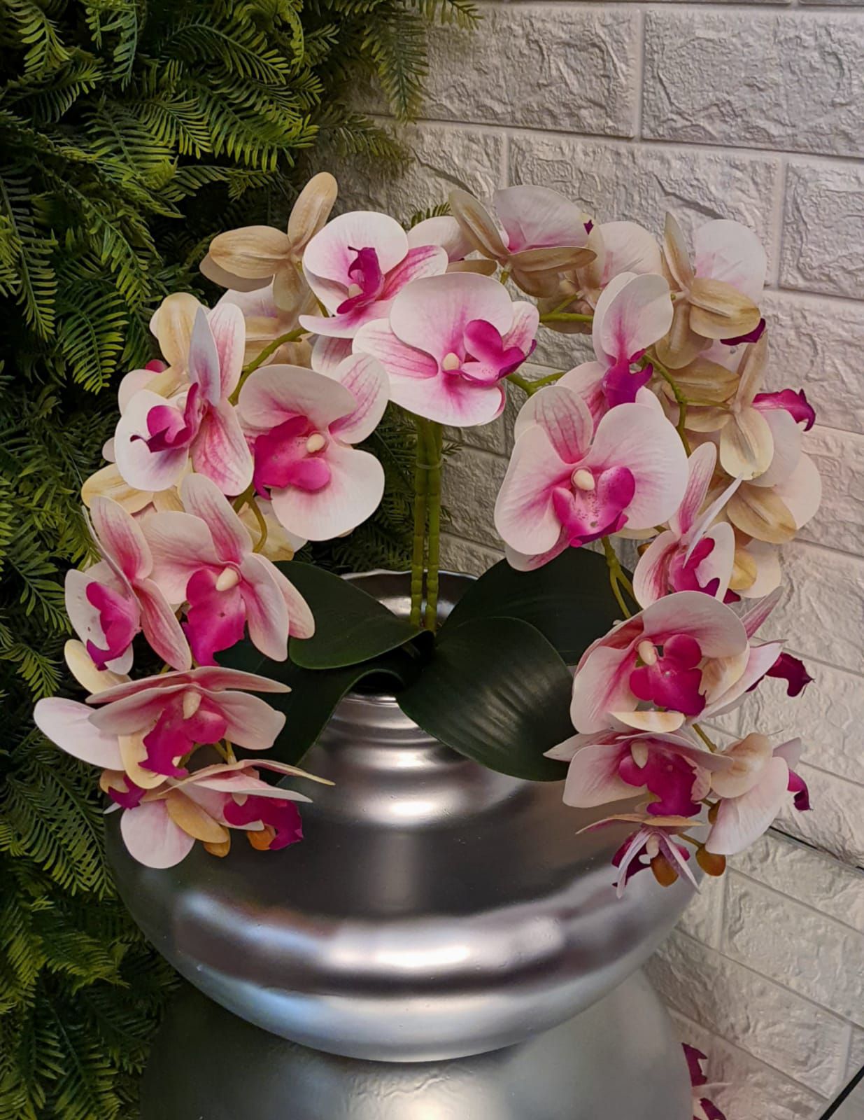 Arranjo/centro de mesa de orquídeas siliconadas branca com rosa - Loja  Harmonia Decor - Decorações e Presentes