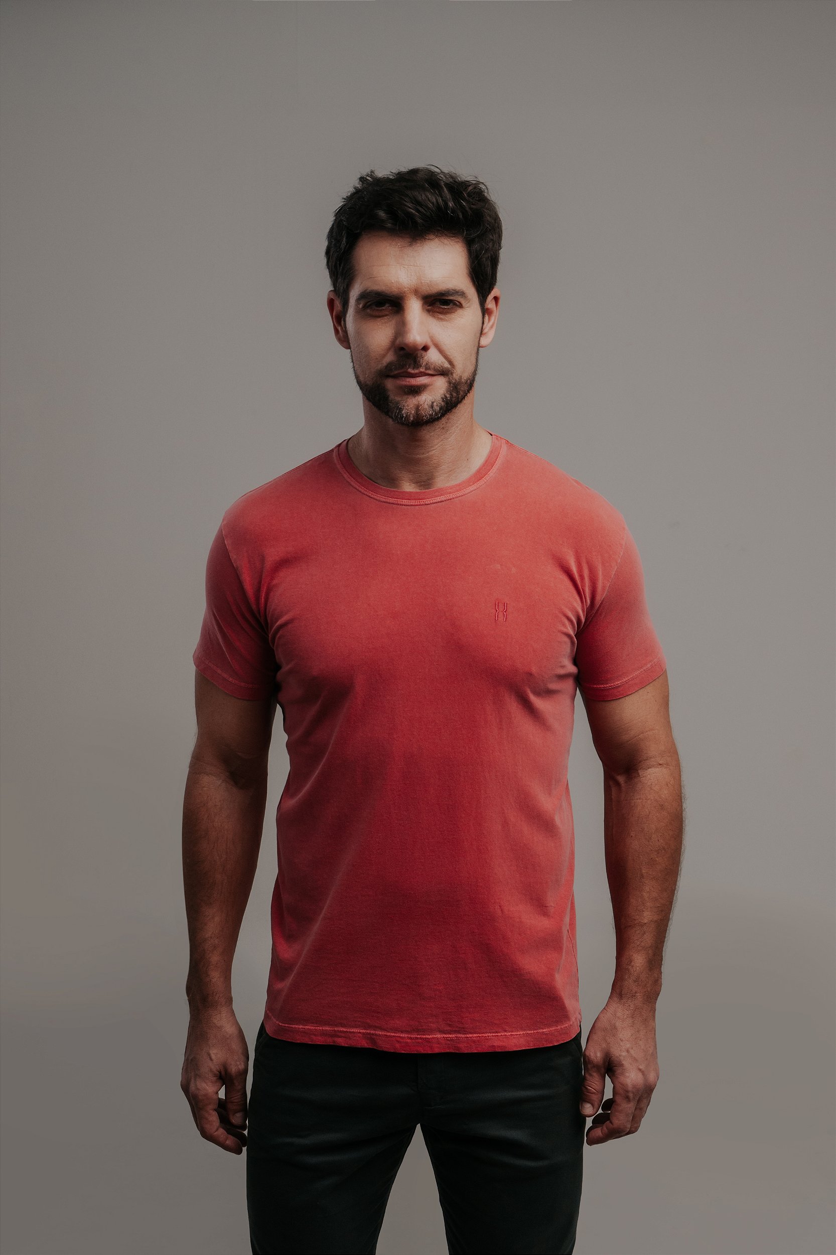 Camiseta STONED - Vermelho: Elegância e Estilo para o seu Guarda-Roupa -  Hunter - Cace seu estilo!
