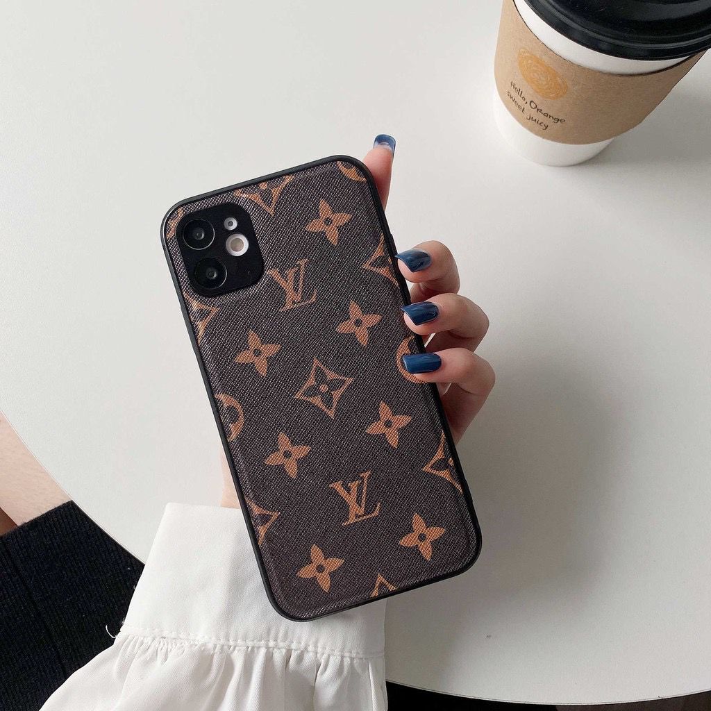 Capinha Louis Vuitton com Alça Marrom para iPhone - Mais Cases