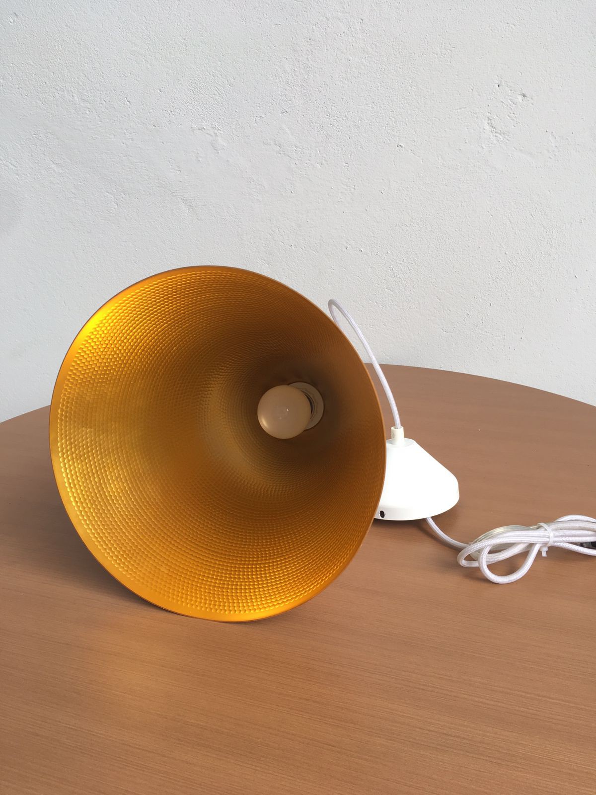 Luminária Pendente Funil Branca com o Interior Cobre Ilha das