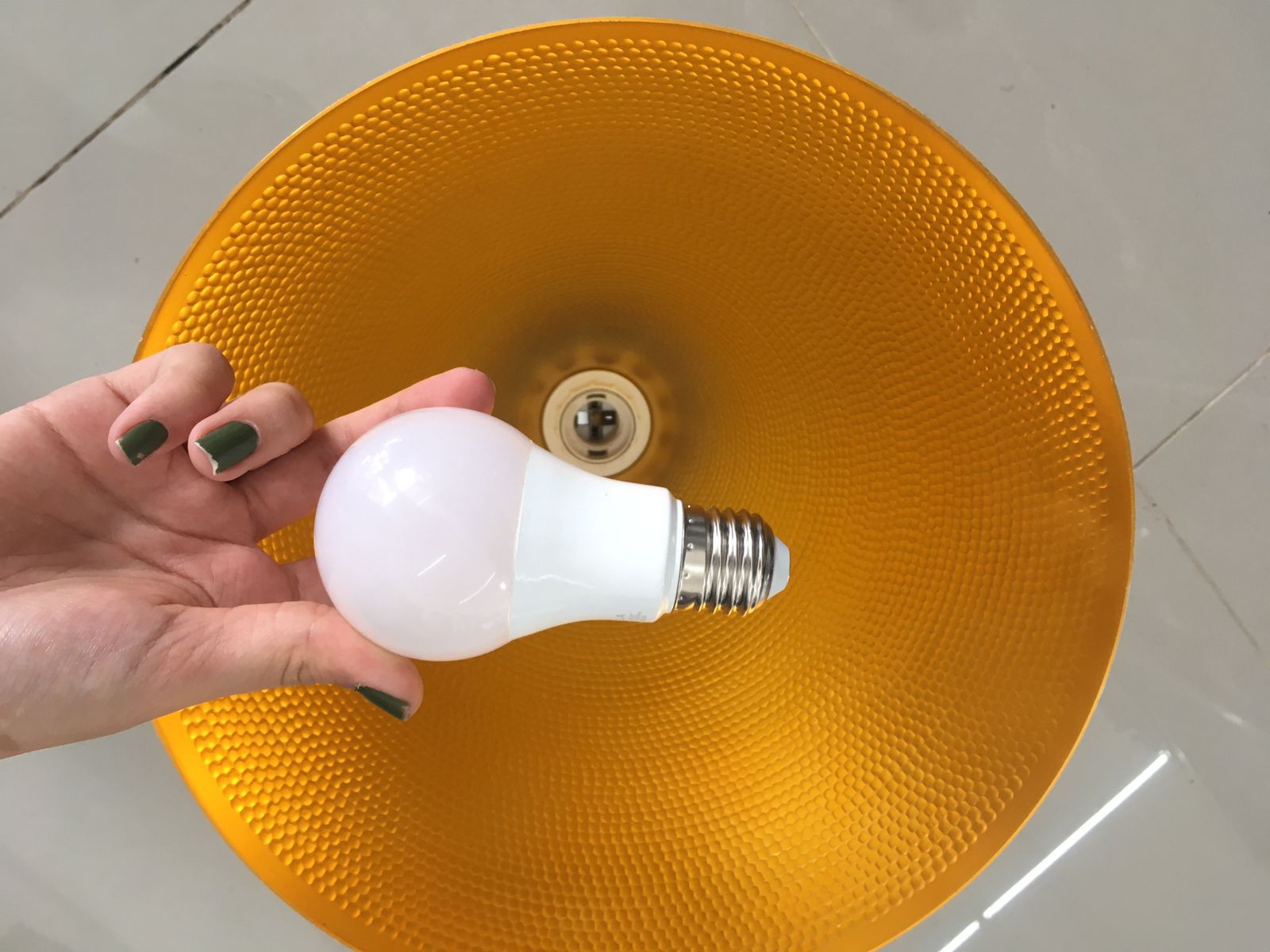 Luminária Pendente Funil Branca com o Interior Cobre Ilha das