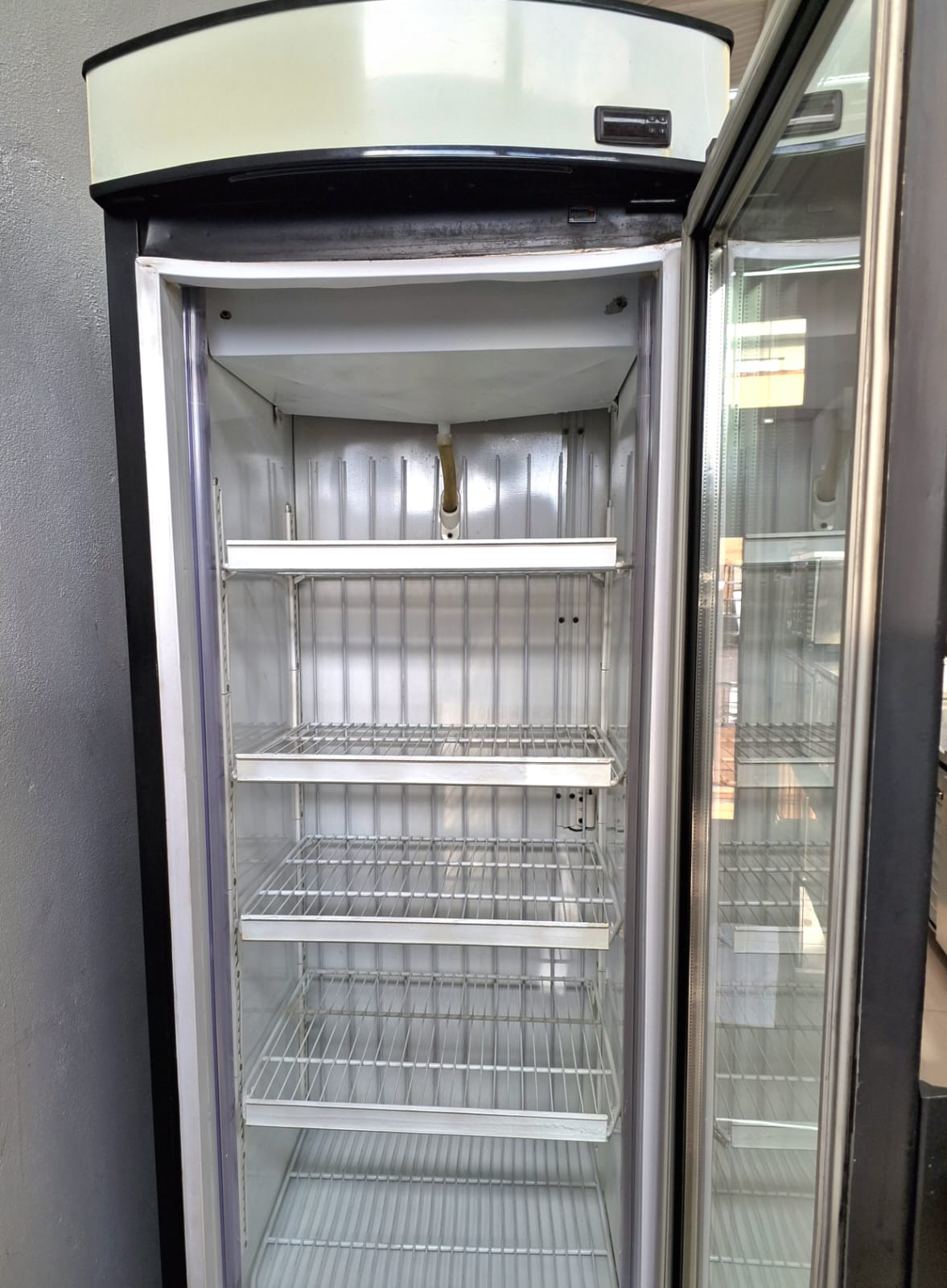 Freezer Vertical Expositor Congelados Frost Free Porta de Vidro 572L 220v VF50 Metalfrio