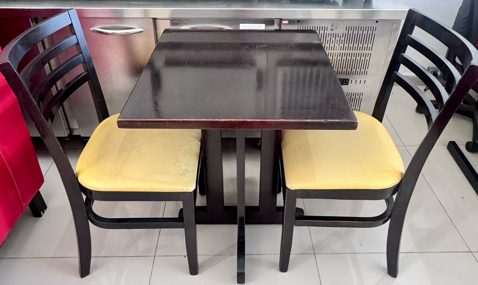 Conjunto Fixo 60x60 Mesa com 2 cadeiras Estofado Amarelo - Franco Bachot [ Usado] - Ilha das Cozinhas - Comércio de equipamentos para Bares e  Restaurantes