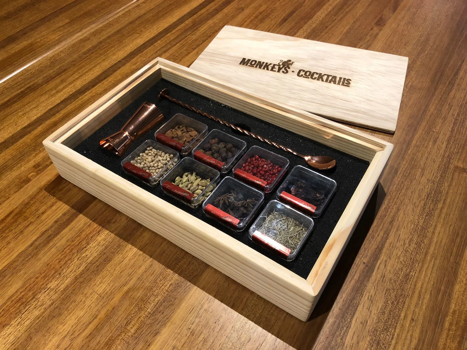 Gin Box Monkeys Cocktails com 08 especiarias em Madeira +