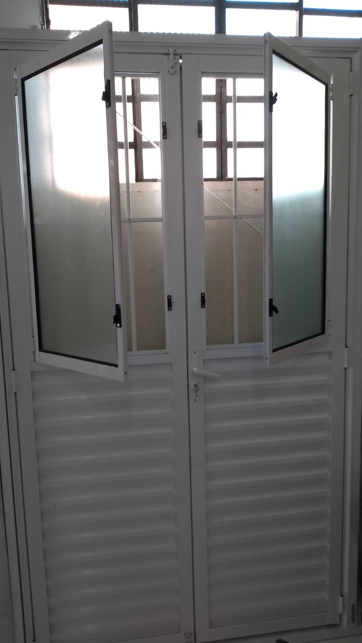 Porta Central De Abrir 2 Folhas Com Postigo E Vidro Boreal Aluminio Branco Lpremium Porto 9618