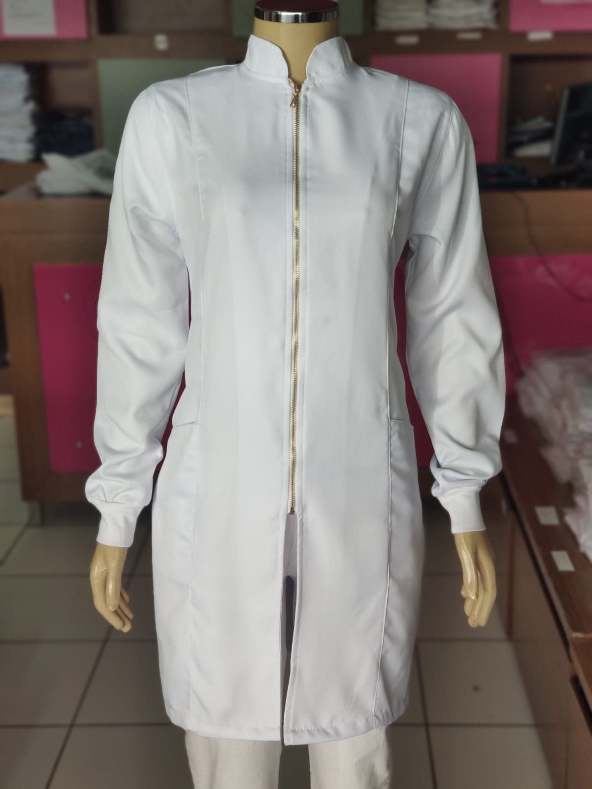 Jaleco feminino branco, gola padre ziper, tecido gabardine e punho. -  Branco Fashion