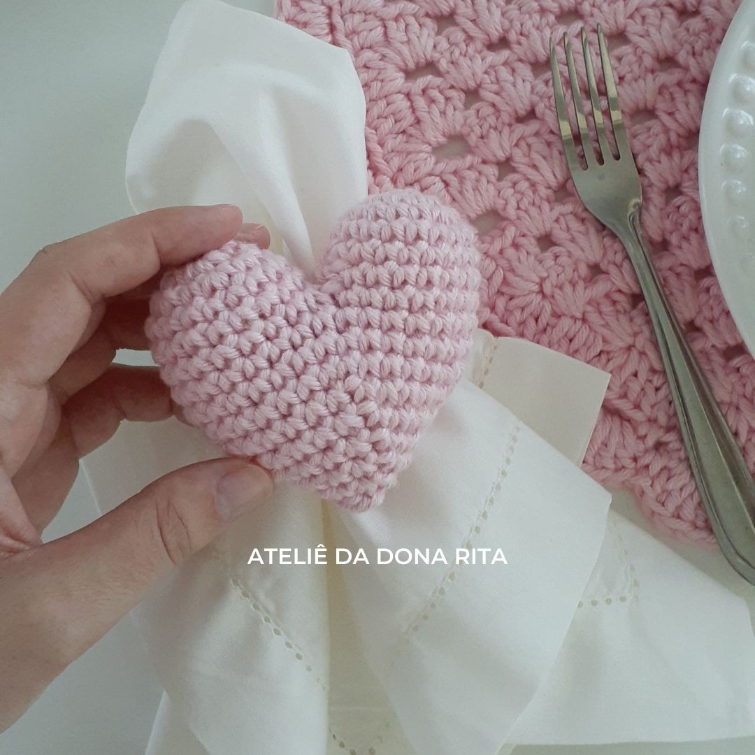 Porta guardanapo de croche em formato de coração - Ateliê da Dona Rita -  Crochê para mesa posta