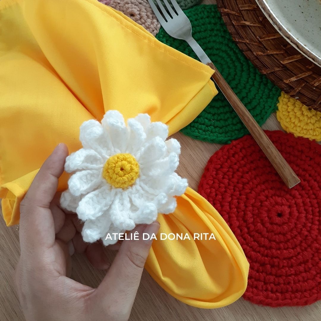Porta guardanapo de margarida - Ateliê da Dona Rita - Crochê para mesa posta