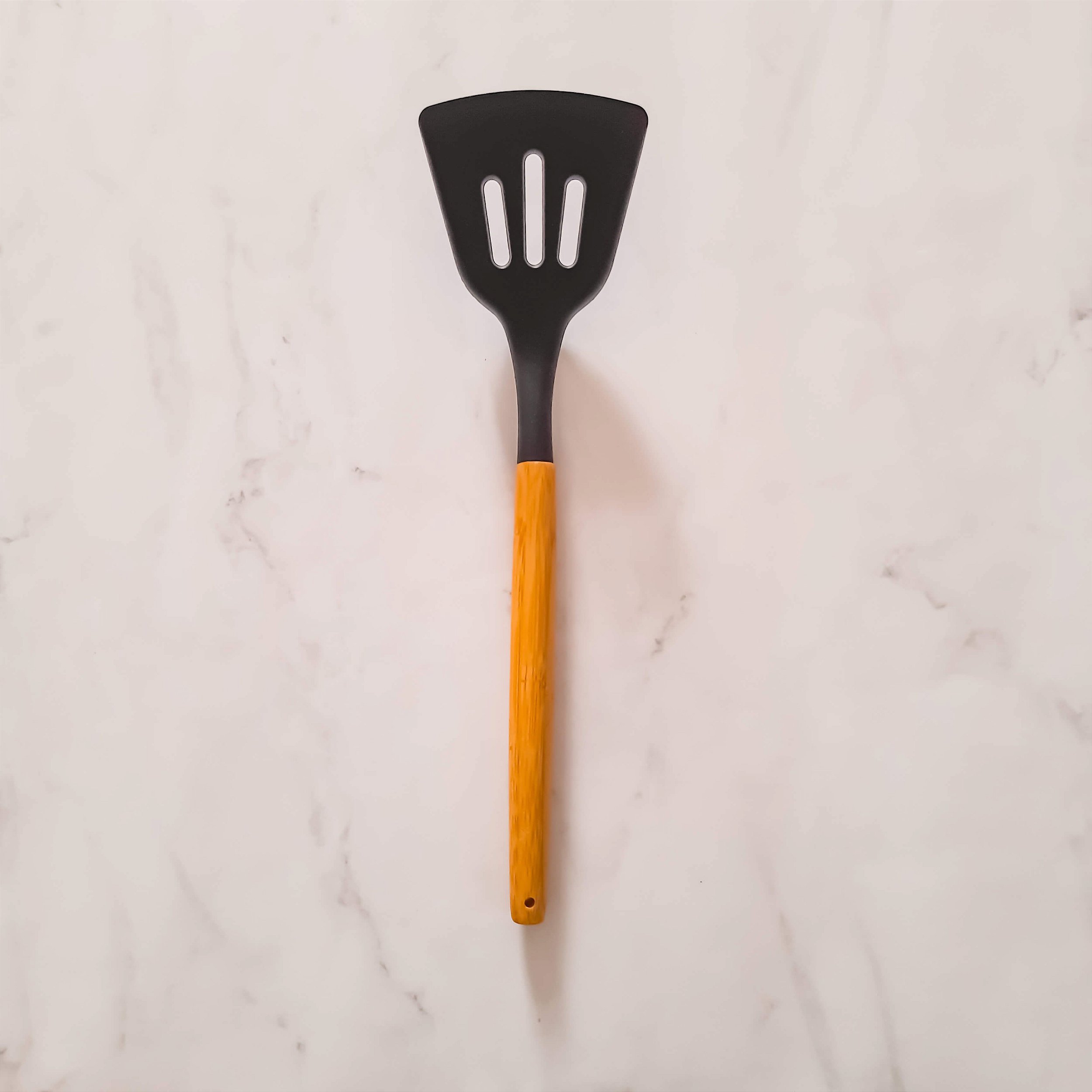 Concha De Silicone Preto Com Cabo De Bambu Utensílio De