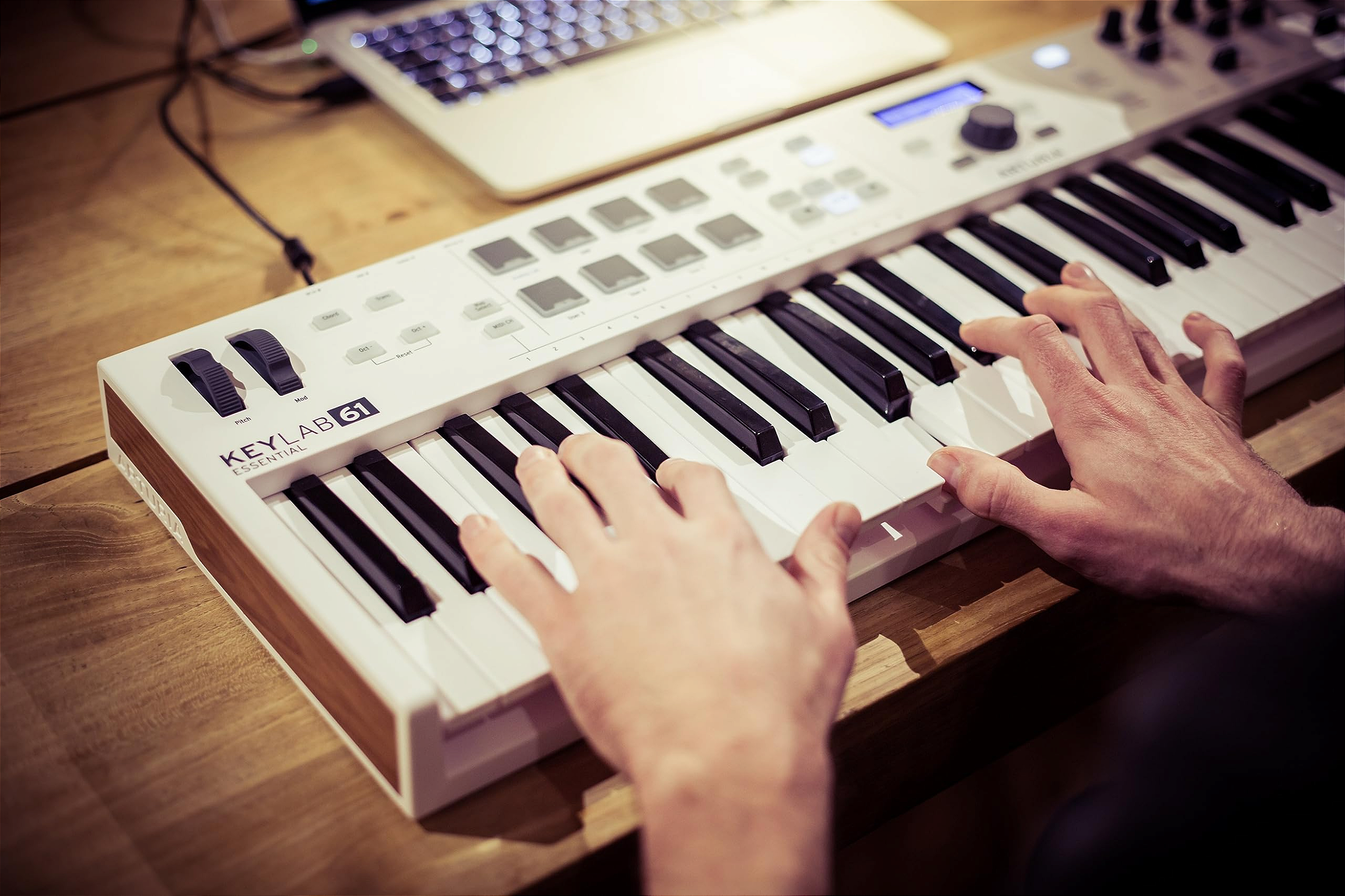 Teclado Controlador Midi Arturia Keylab Essential USB 61 Tec - O