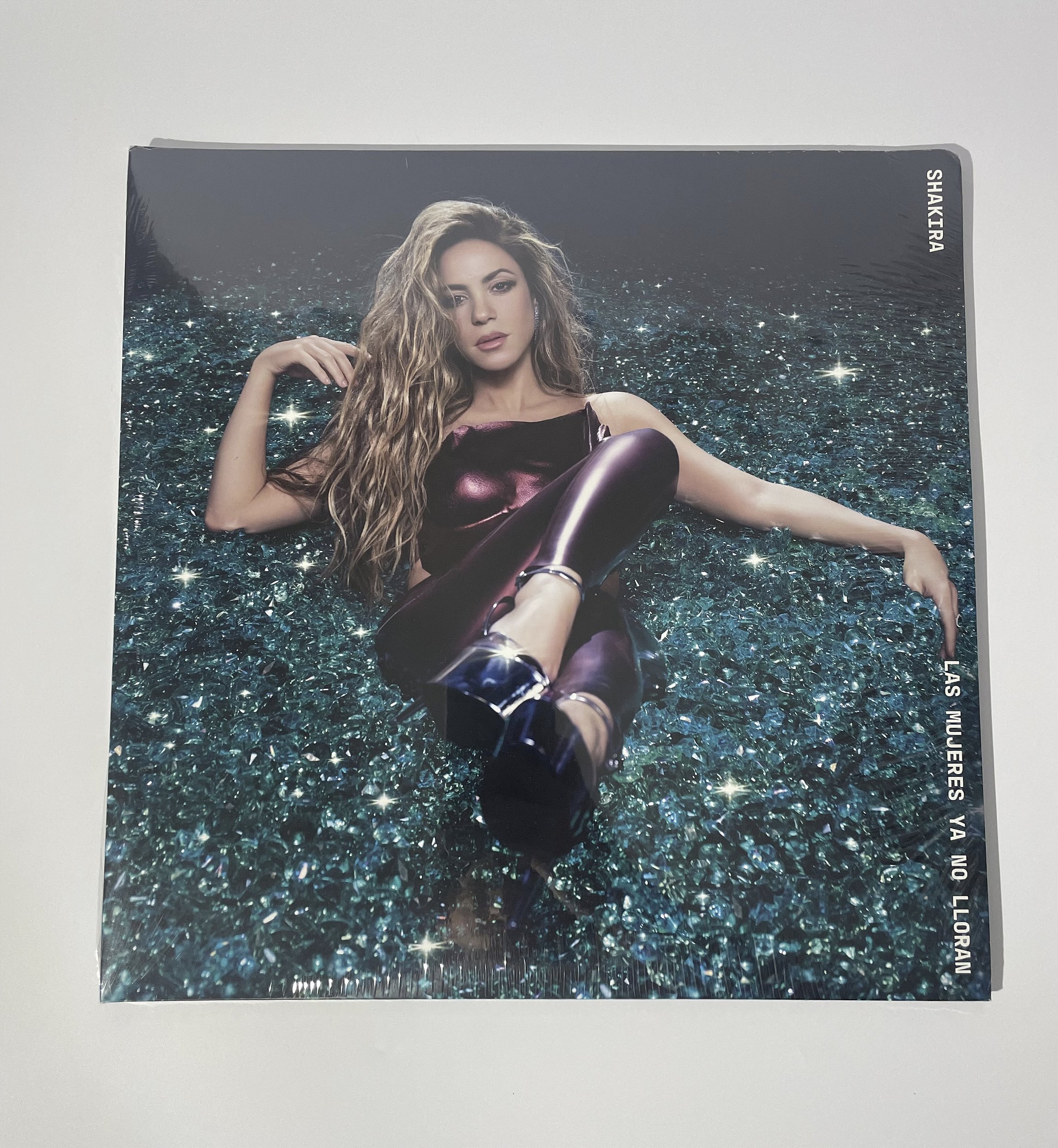 Shakira Las Mujeres Ya No Lloran Exclusive Emerald LP Factory shakira-las-mujeres-ya-no-lloran-exclusive-emerald-lp-factory