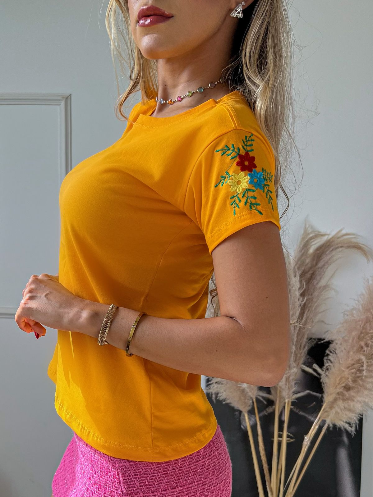 TSHIRT FEMININA ALGODÃO 3 FLORES BORDADA NA MANGA AMARELO GIRASSOL