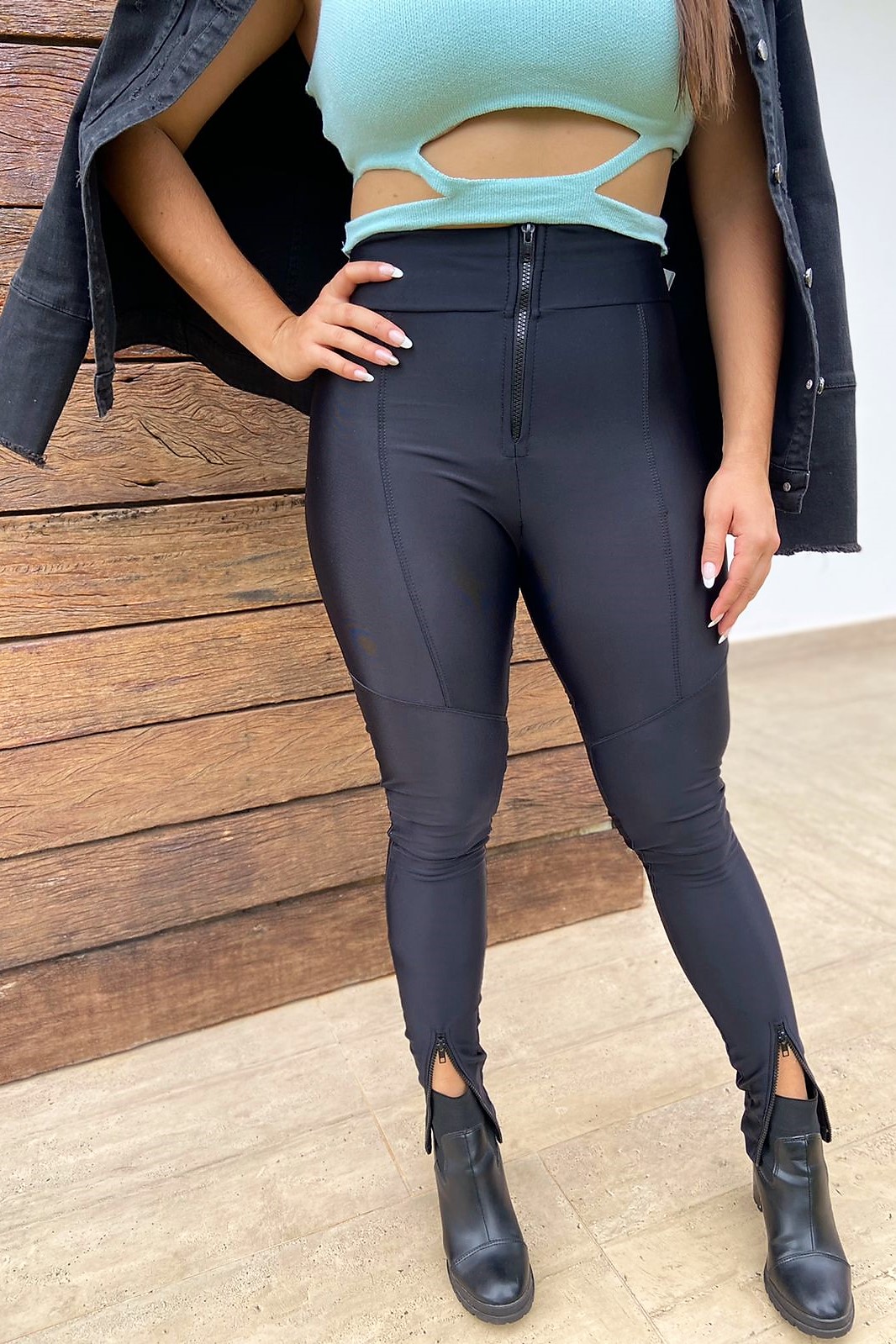 Calça legging preta com ziper hot sale na barra