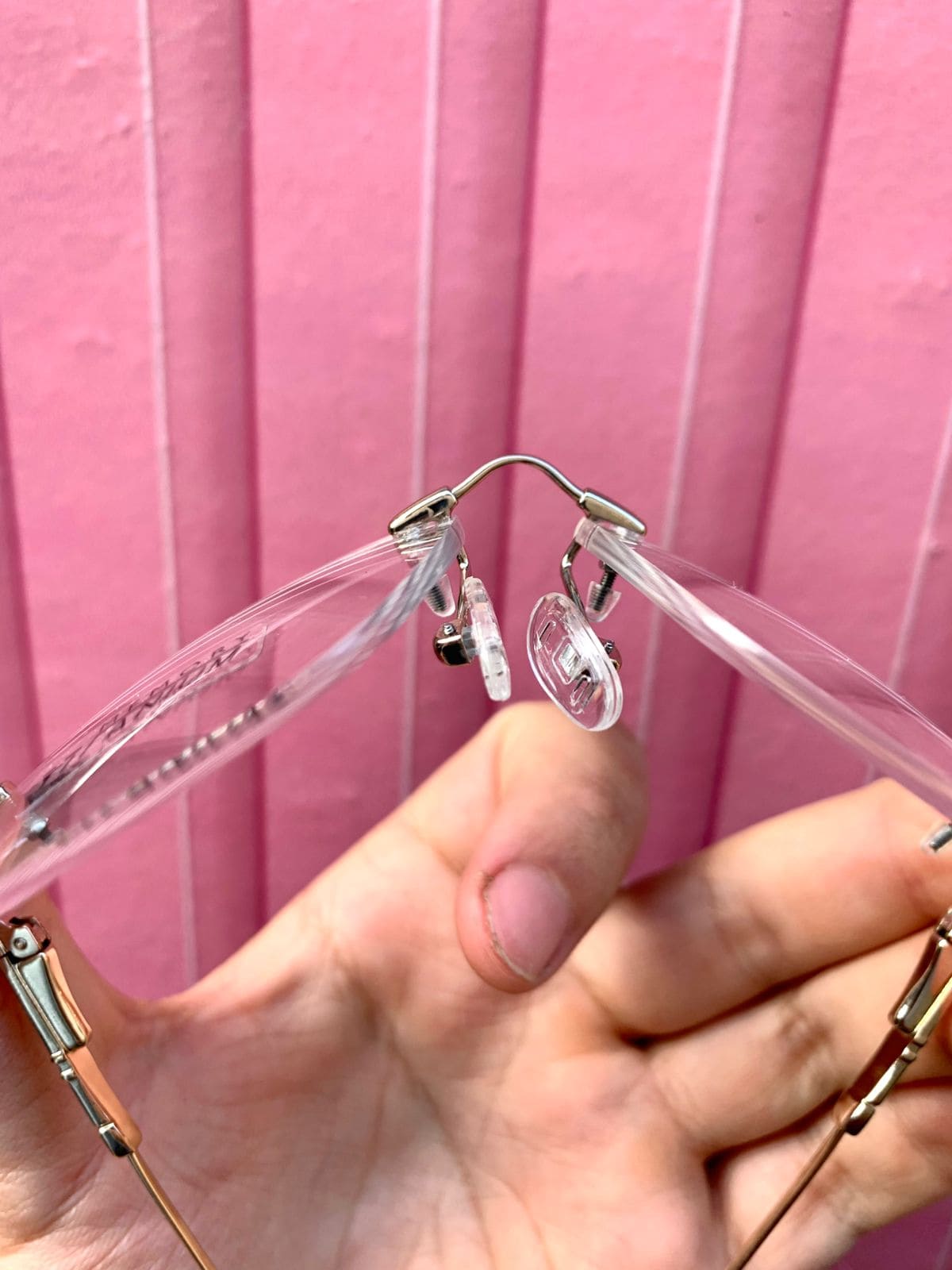 armação parafusada em titanium feminina sendo dobrada completamente