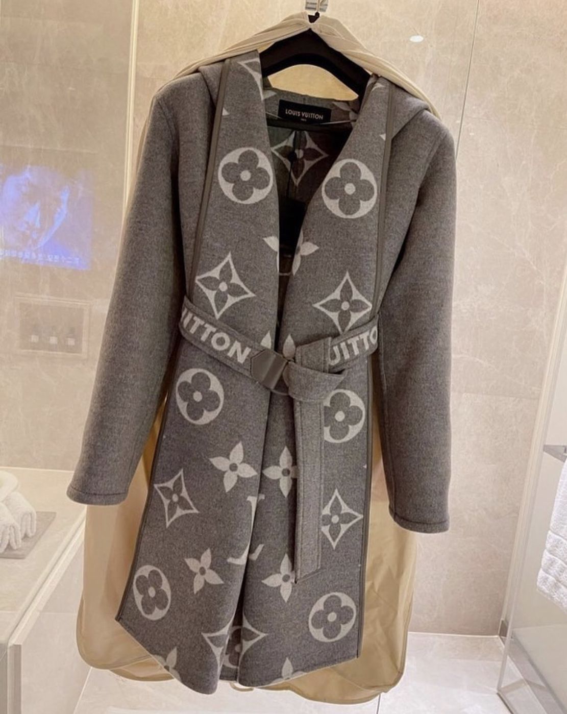 Preços baixos em Louis Vuitton Casacos, jaquetas e Coletes para mulheres