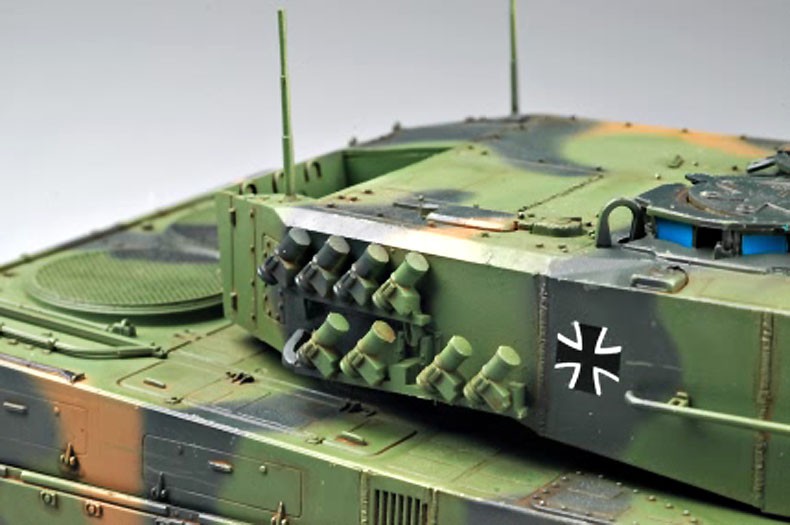 Hobby Boss 82402 German Leopard 2 A5/A6 Kampfpanzer Modellbausatz 1:35 - 396 Teile