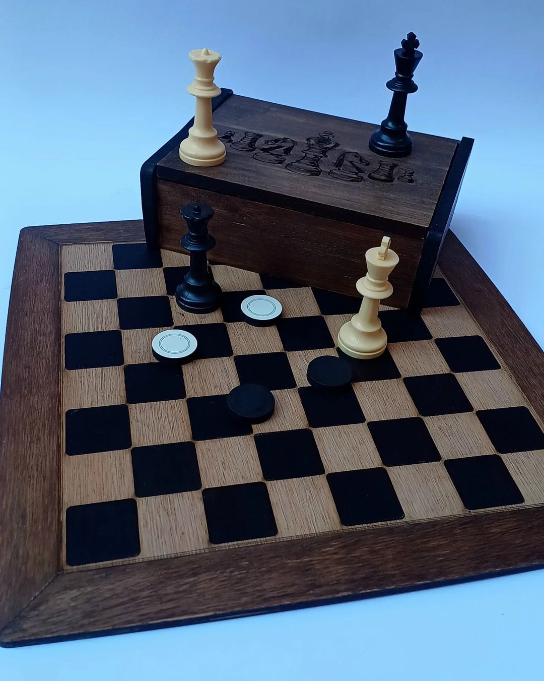Xadrez é arte - Tabuleiro feito em madeira, esculpido, lixado e