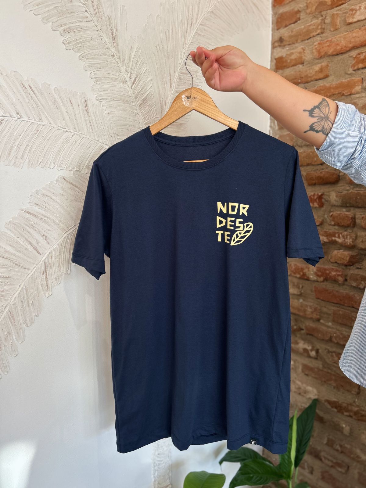 camiseta em algodão azul marinho com estampa NORDESTE ENCANTADO