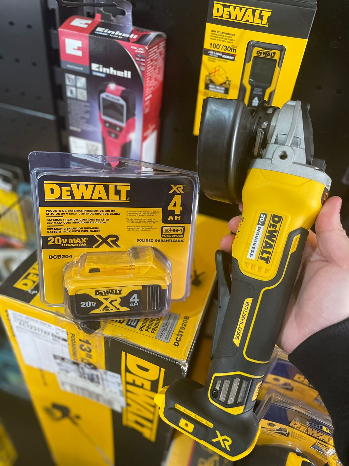 Kit Esmerilhadeira a Bateria 20V 4Ah Max Li Ion Brushless Dewalt DCG413 Arcazul Ferramentas Ferramentas Eletricas Maquinas e Acessorios em Curitiba