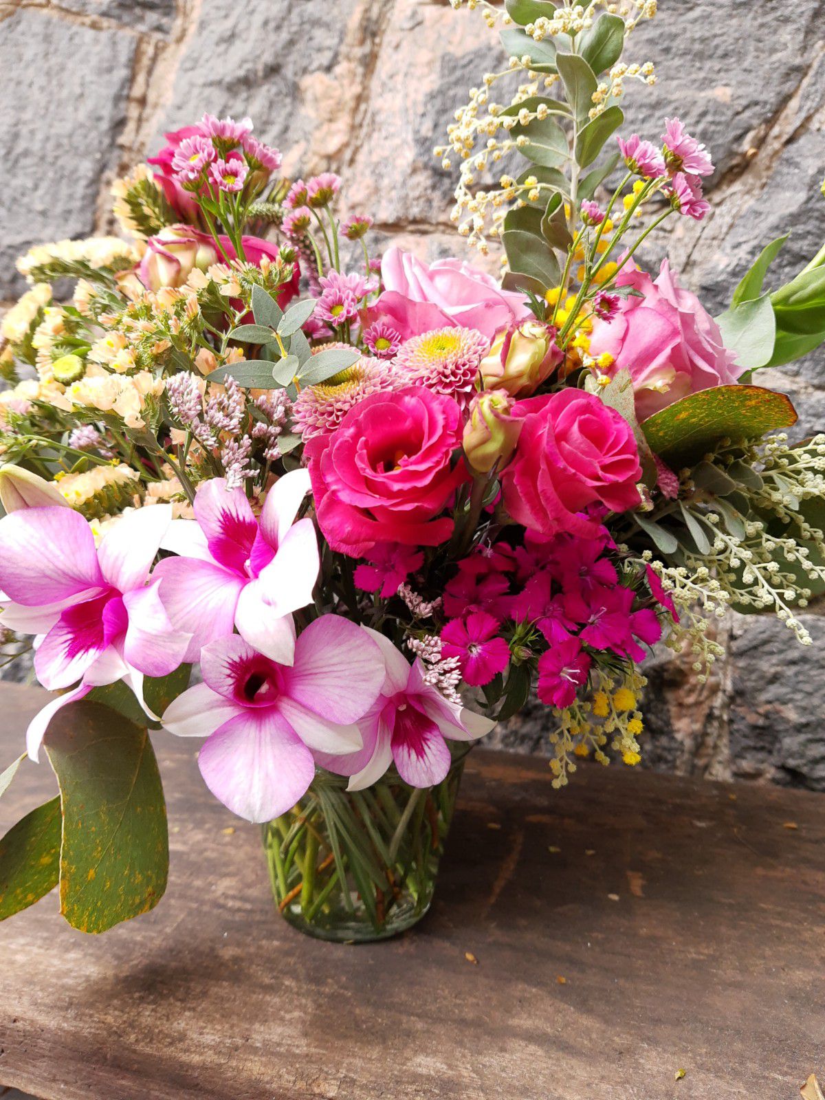 Um Pequenino Vaso com Flores Variadas - A Pequena Loja de Flores