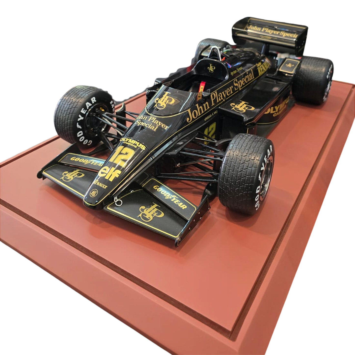 Miniatura Formula 1 Ayrton Senna Lotus 97T 1985 - 1/8 - AutoMOTIVO
