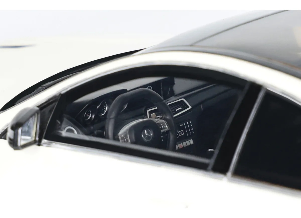 Miniatura carro Mercedes Benz C63 AMG 507 branca - 1/18