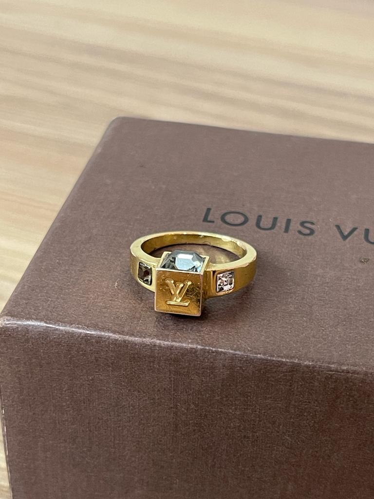 Anel Louis Vuitton em metal com acabamento dourado - Uma Vez Mais Brechó  Boutique