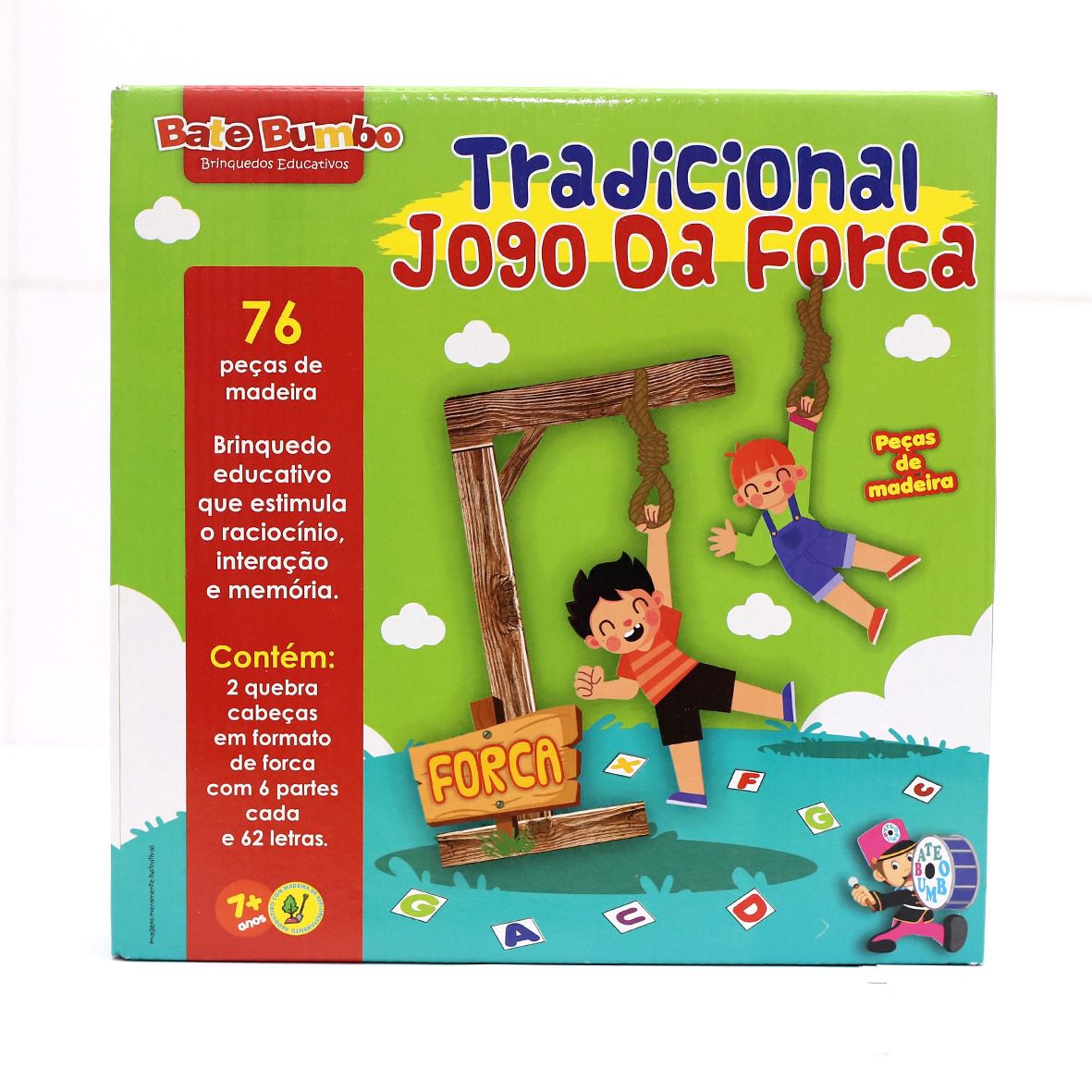 crianças brincando com tijolos e jogos educativos na sala do