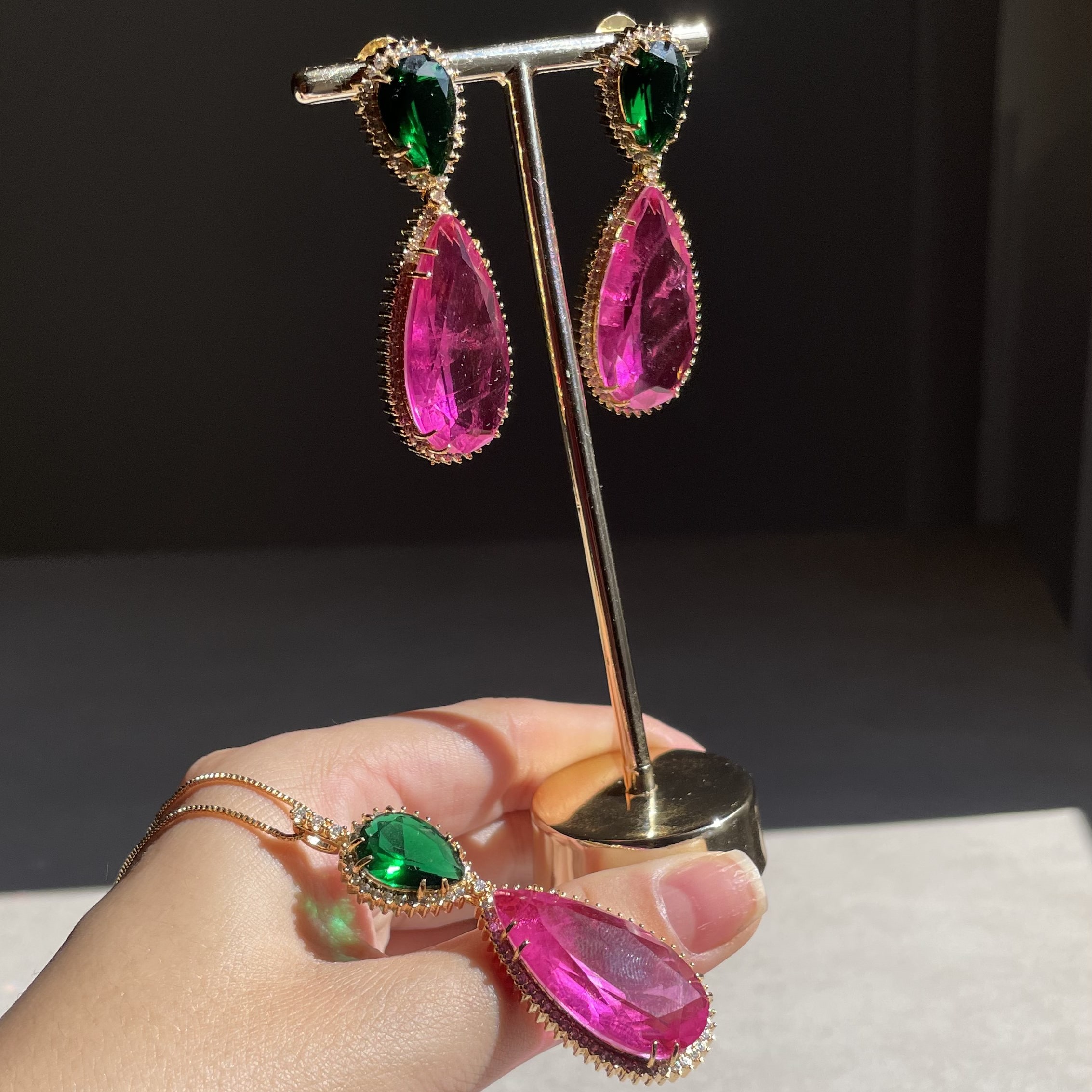 Conjunto Gota Bicolor Esmeralda e Pink Fusion Banhado a Ouro