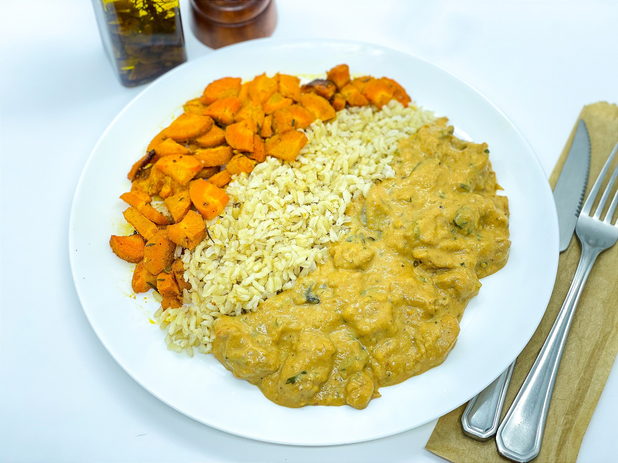 Frango Xadrez com arroz integral e cenouras assadas com ervas finas