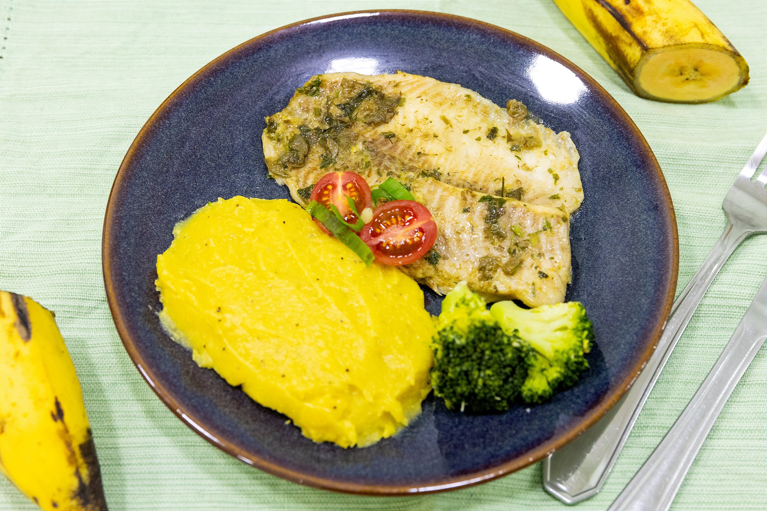 Peixe Assado ao Vinho com Purê de Banana-da-Terra | Natural e Saudável ...
