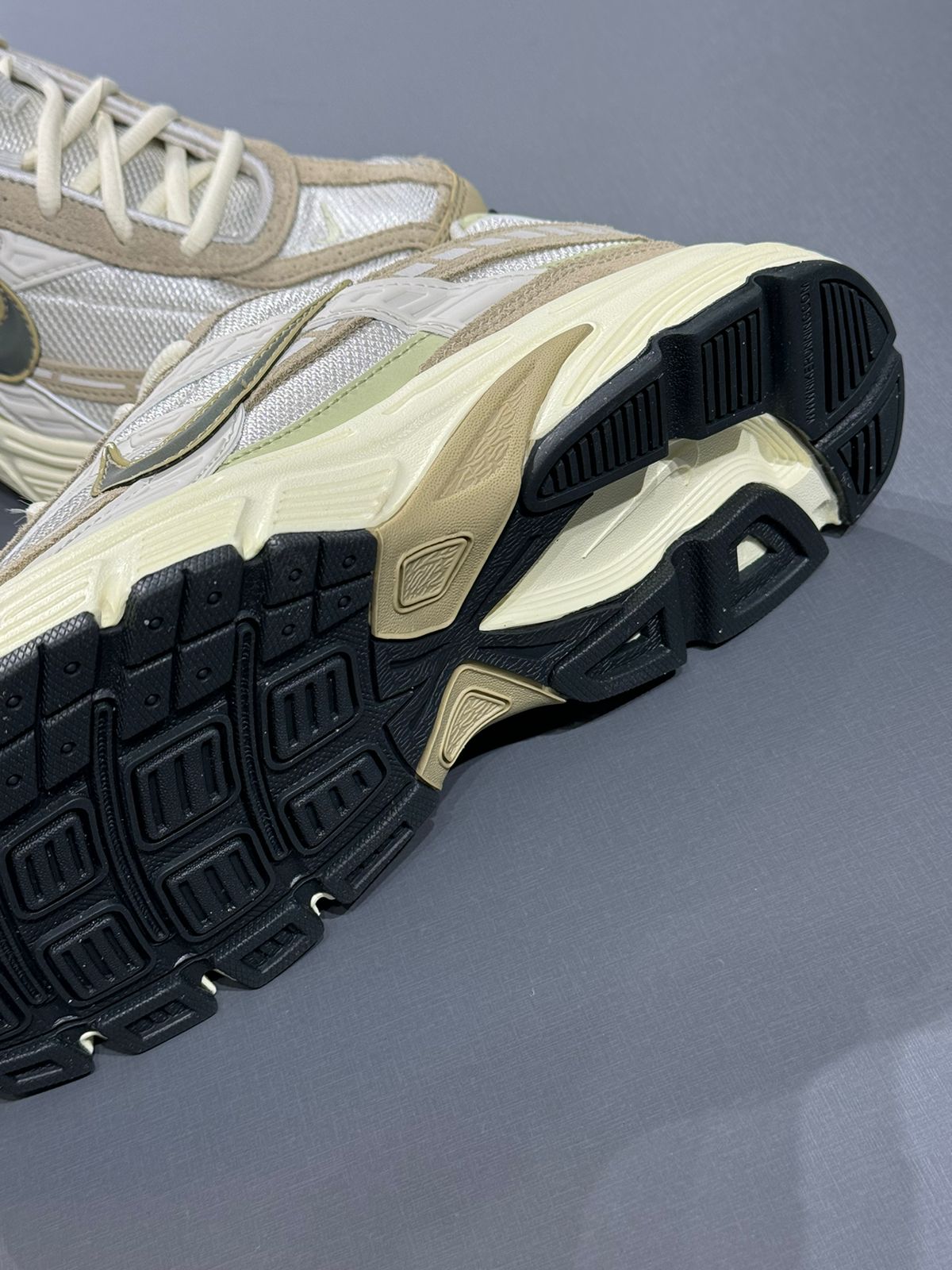 Tênis Nike Initiator Caqui e Bege HJ7683-072 - Granfino Store