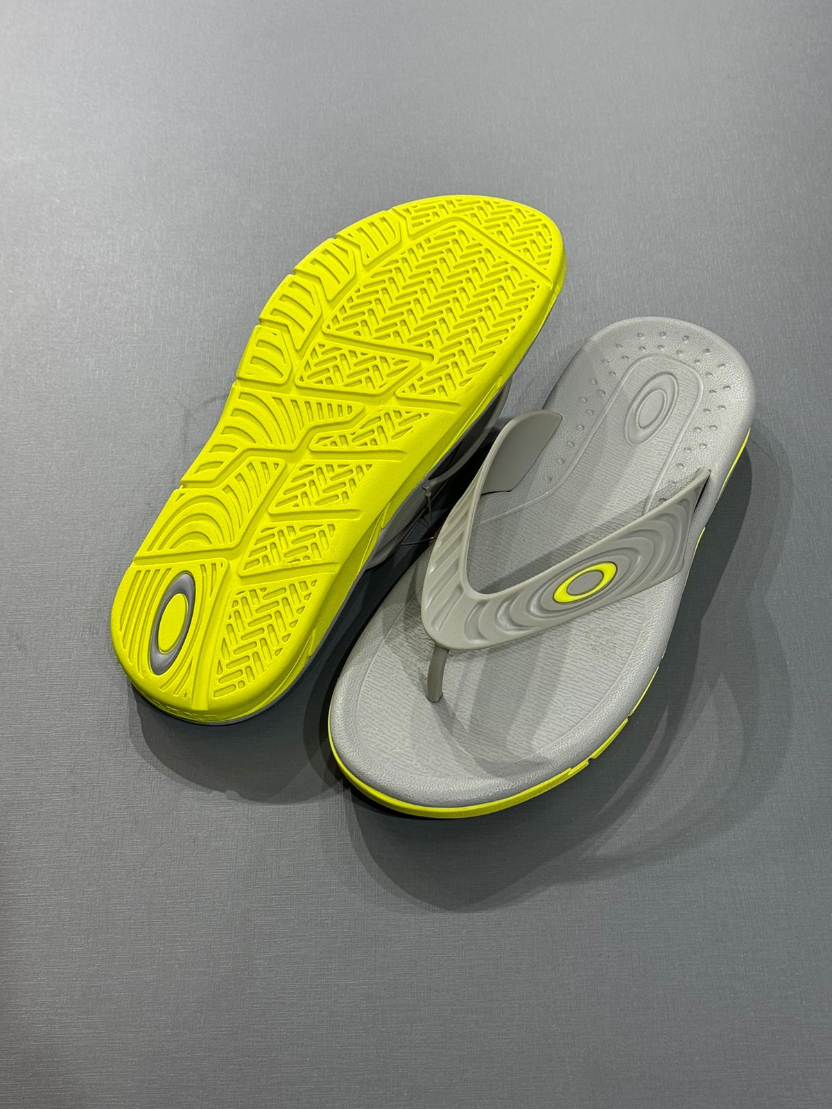 Chinelo Oakley Crowd Cinza e Verde - Granfino Store | Seu estilo