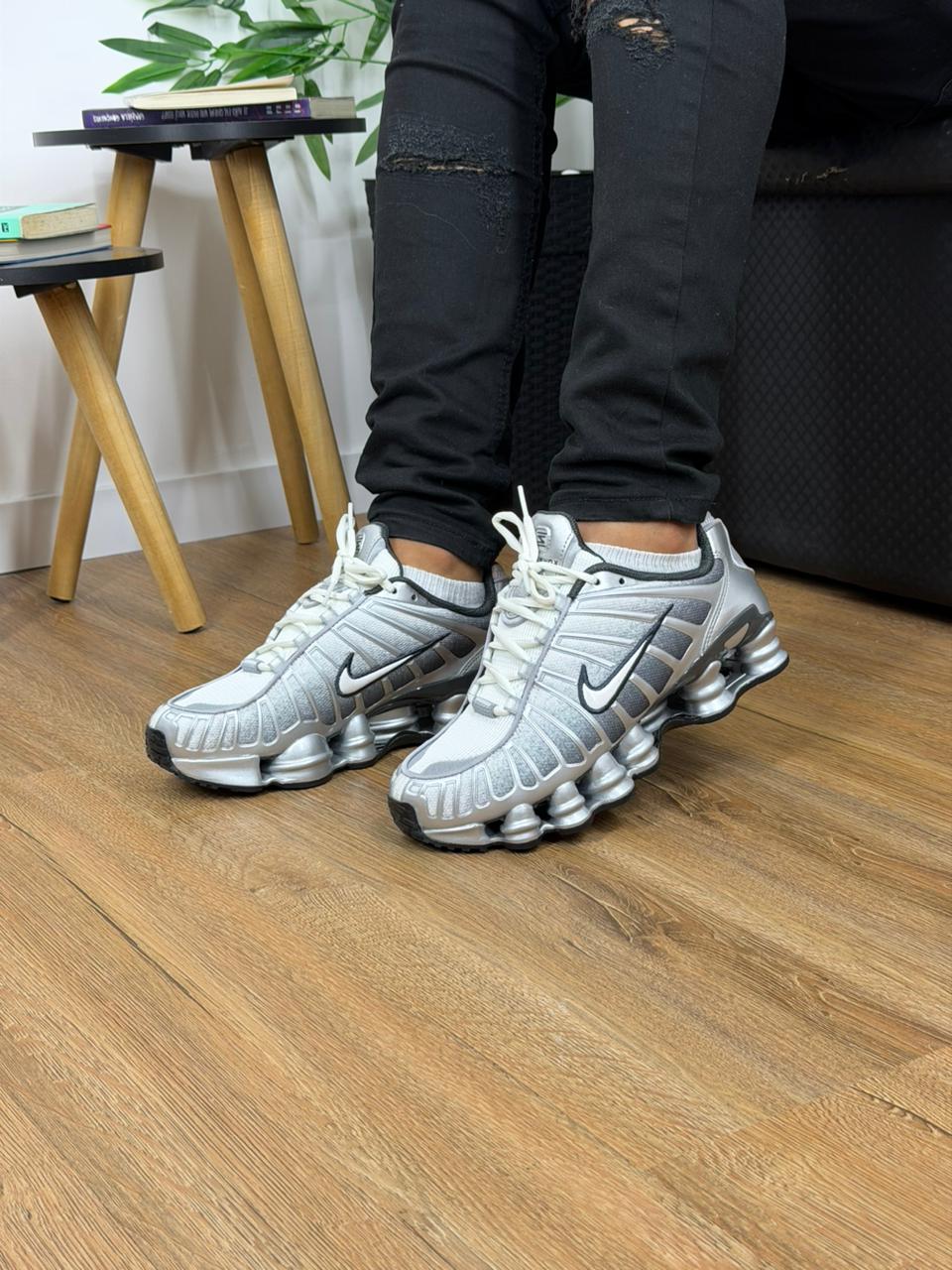 SHOXシルバー Nike Shox TL Print Cinza Metálico com Branco IH4466-095 - Granfino