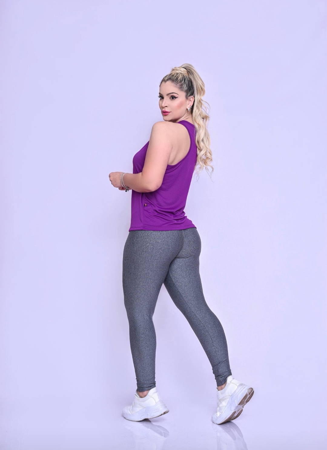 LINDA CALÇA LEGGING BÁSICA SUPLEX CAIMENTO PERFEITO NO CORPO - MODA FITNESS  FEMININA