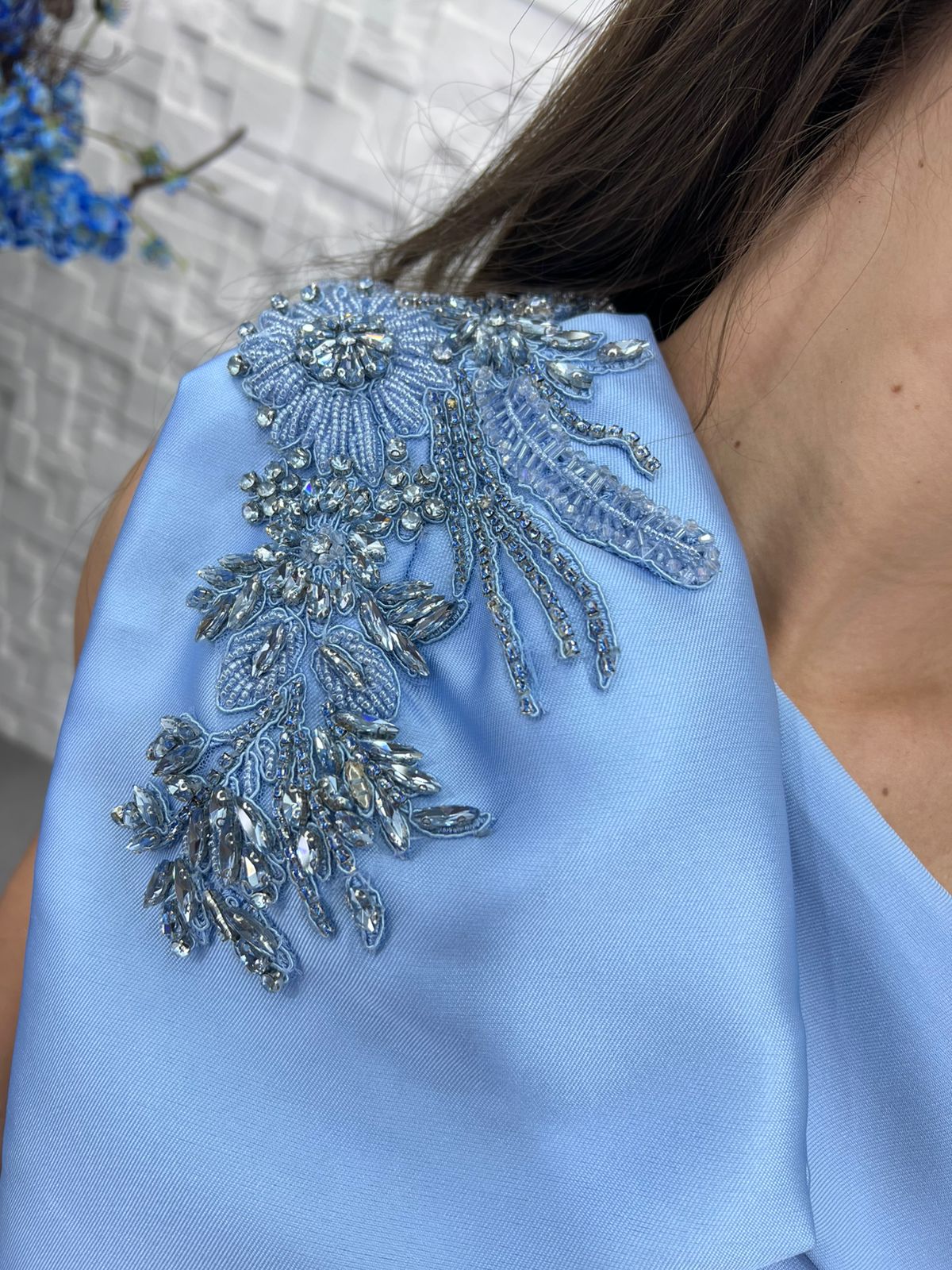 Vestido longo camille zibeline azul serenity fenda laço bordado