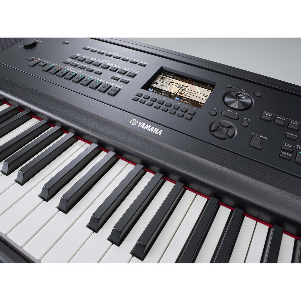 Piano Digital Portátil Yamaha DGX670 Preto 88 Teclas com altofalante