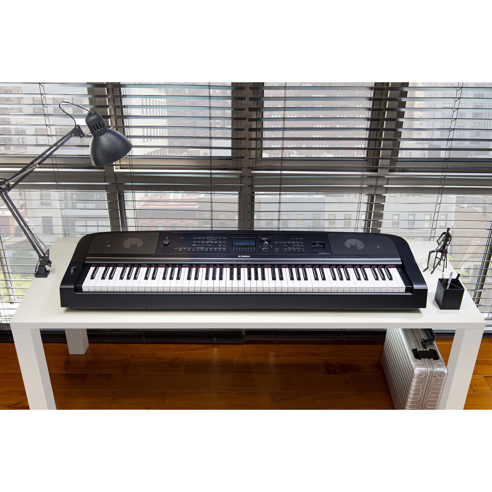 Piano Digital Portátil Yamaha DGX670 Preto 88 Teclas com altofalante