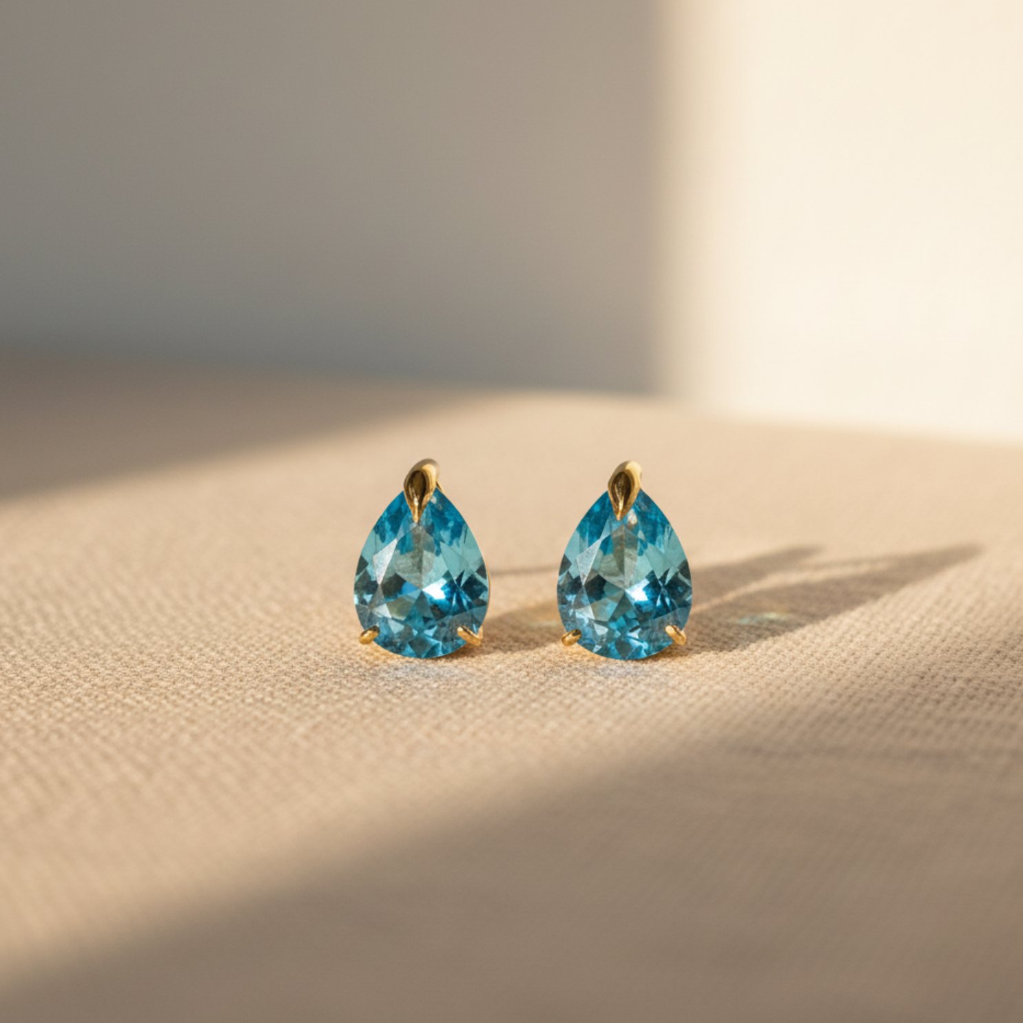 Brinco Ouro 18k Ponto de Luz Gota 6x8mm Zircônia Azul - All Ativa
