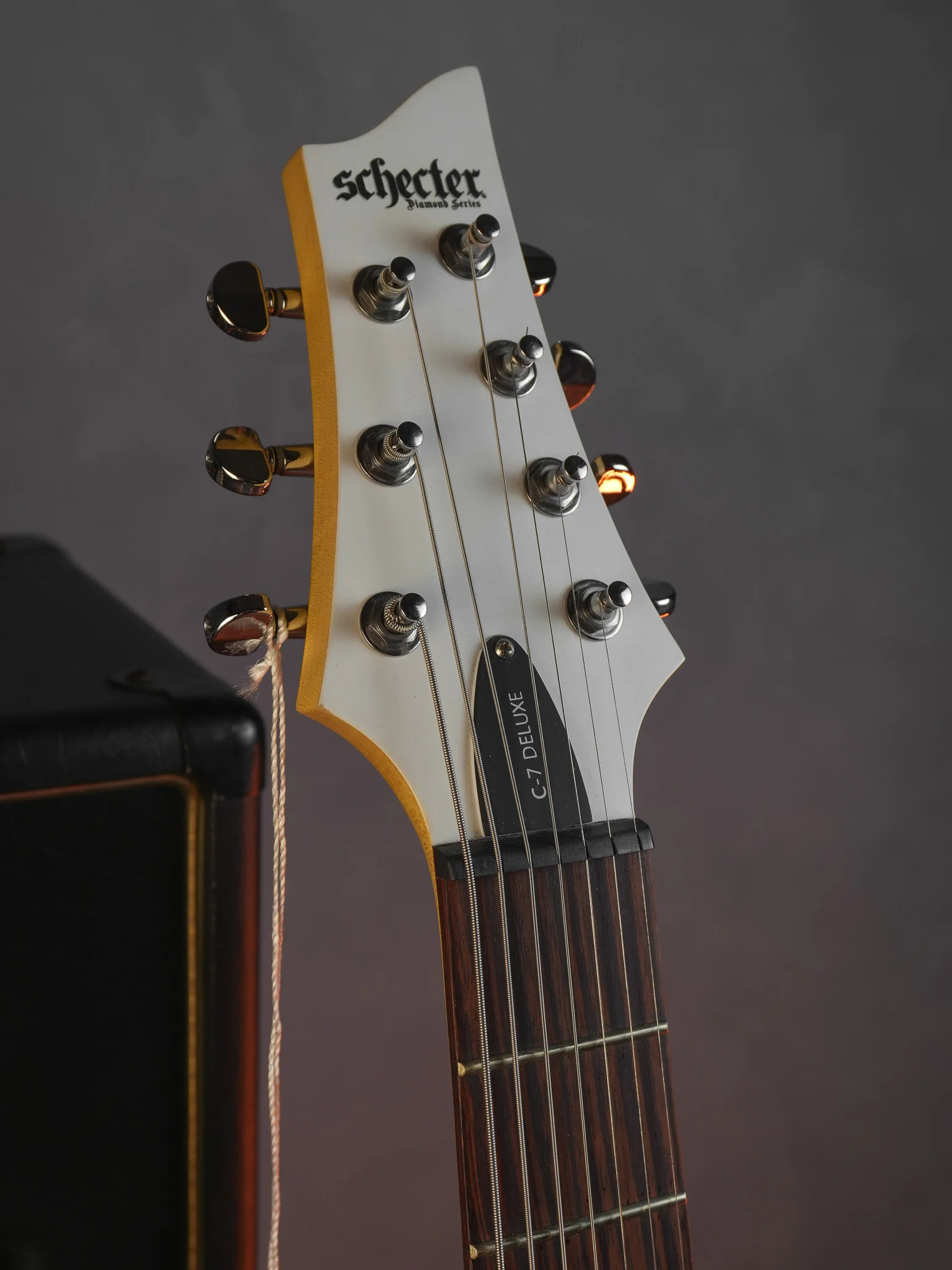 Guitarra Schecter C-7 Deluxe 7 Cordas SWHT Satin White com