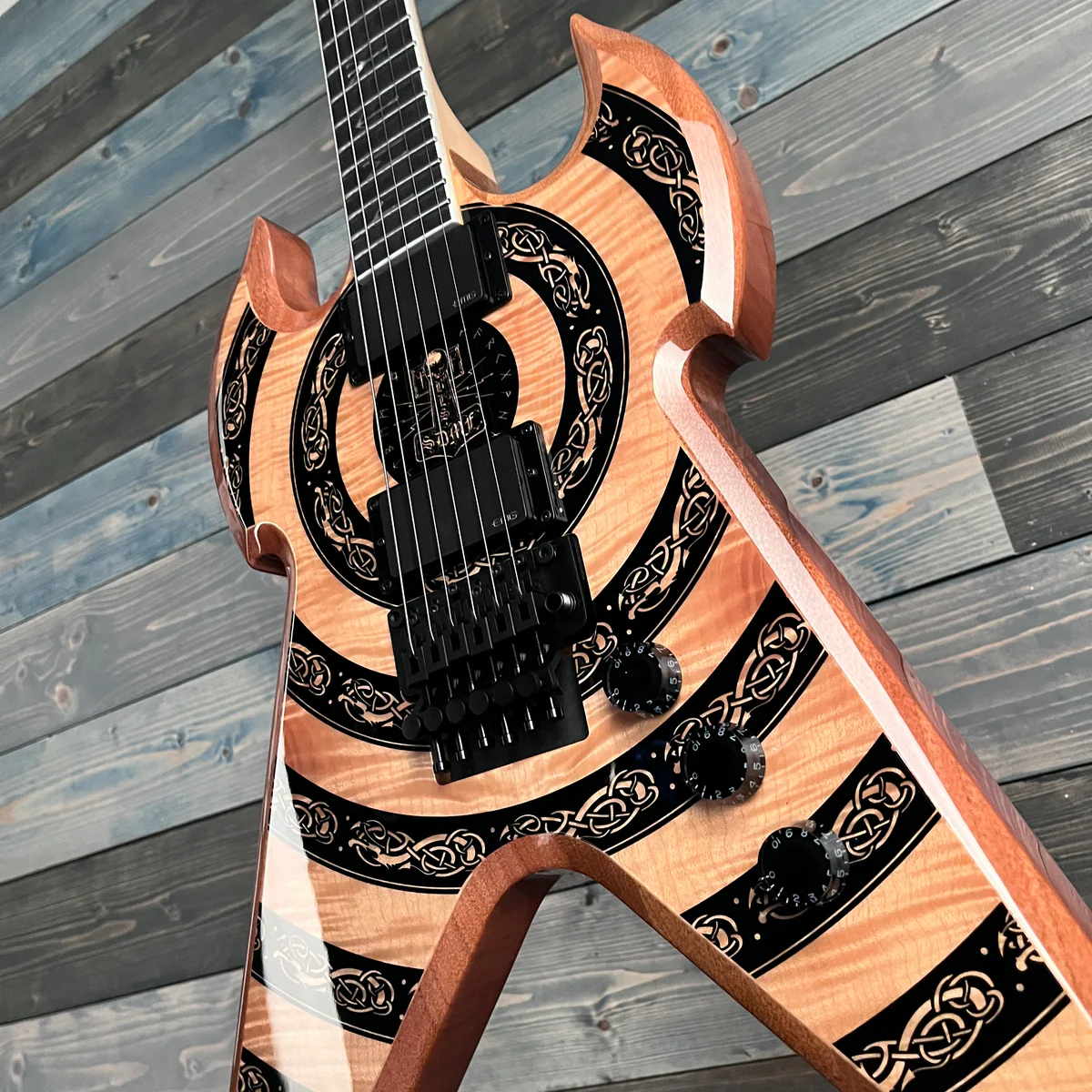 Guitarra Wylde Audio Warhammer FR Norse Dragon Raw Top com