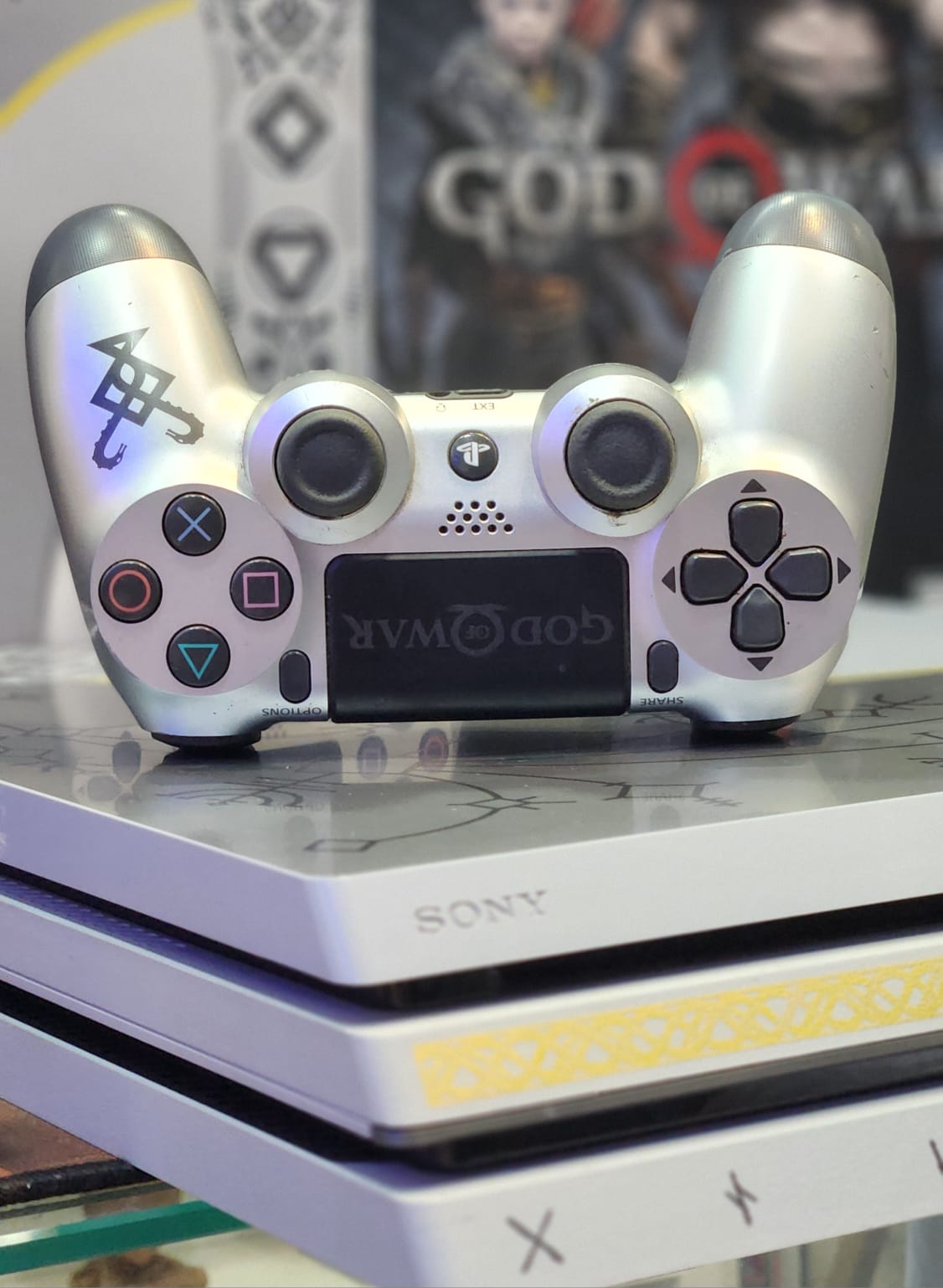 PS4 Pro限定版 1TB PlayStation 4 Pro 1TB Seminovo com Jogo Grátis Potência e